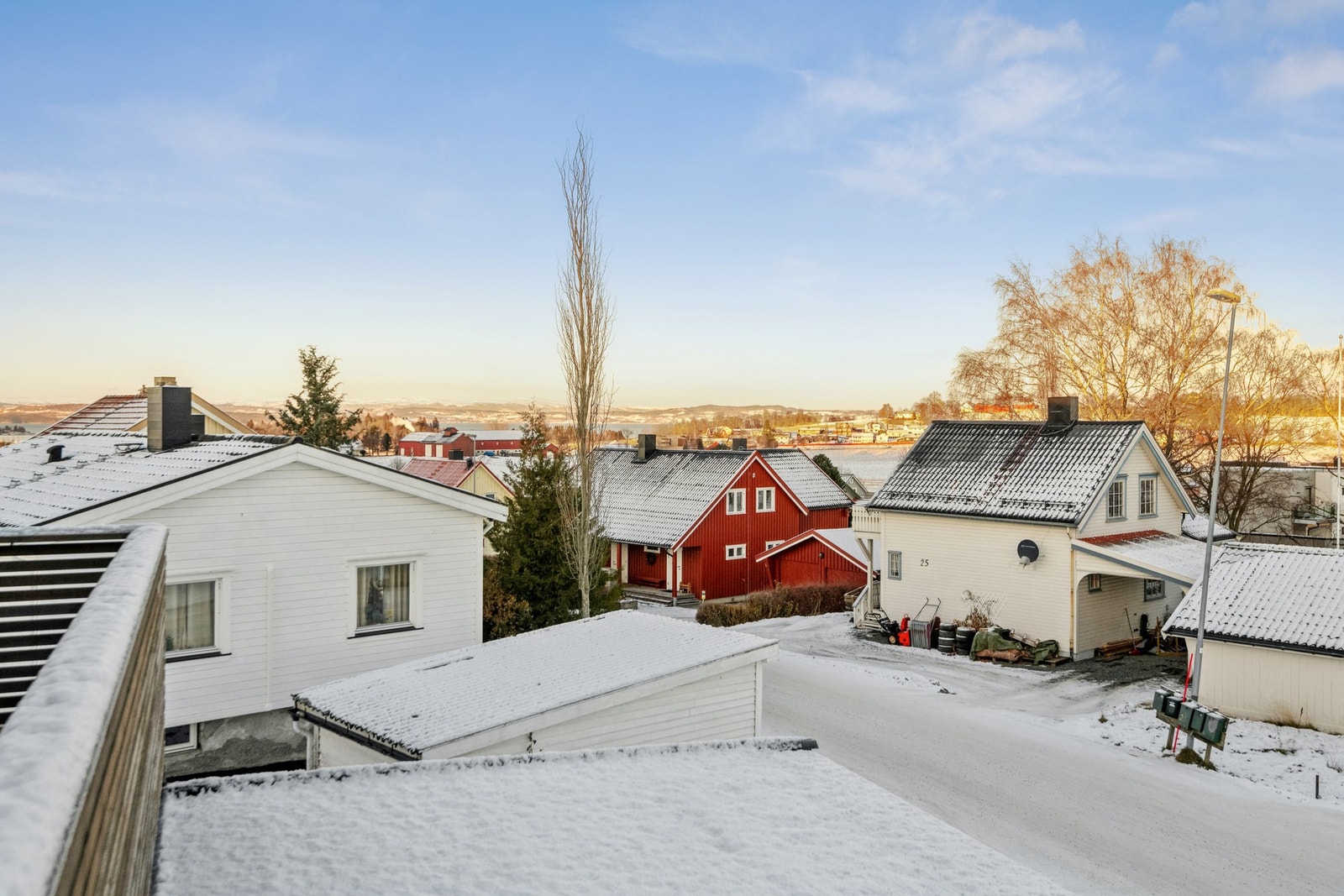 Fra terrassen utenfor kjøkkenet har du nydelig utsikt utover Levanger og mot Trondheimsfjorden. Galleribilde