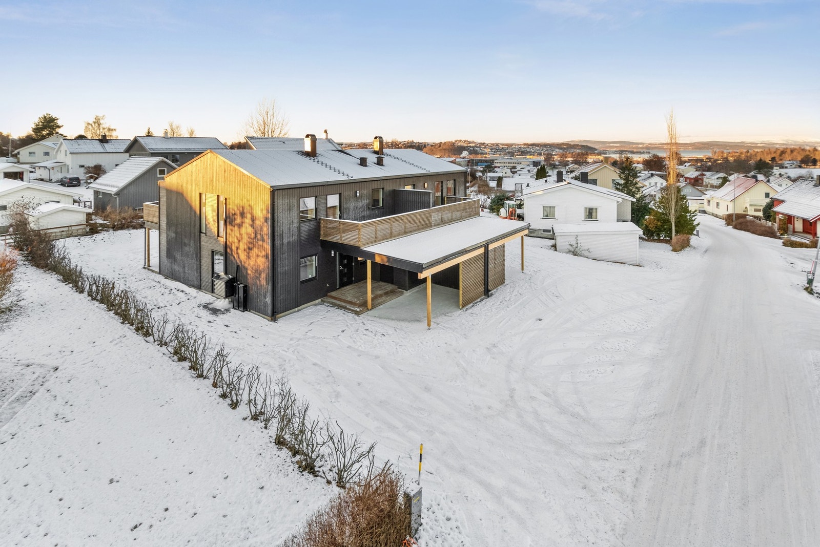 4 soverom, 2 stuer, toalett i begge etasjer. Walk in garderobe ved hovedsoverommet. Galleribilde