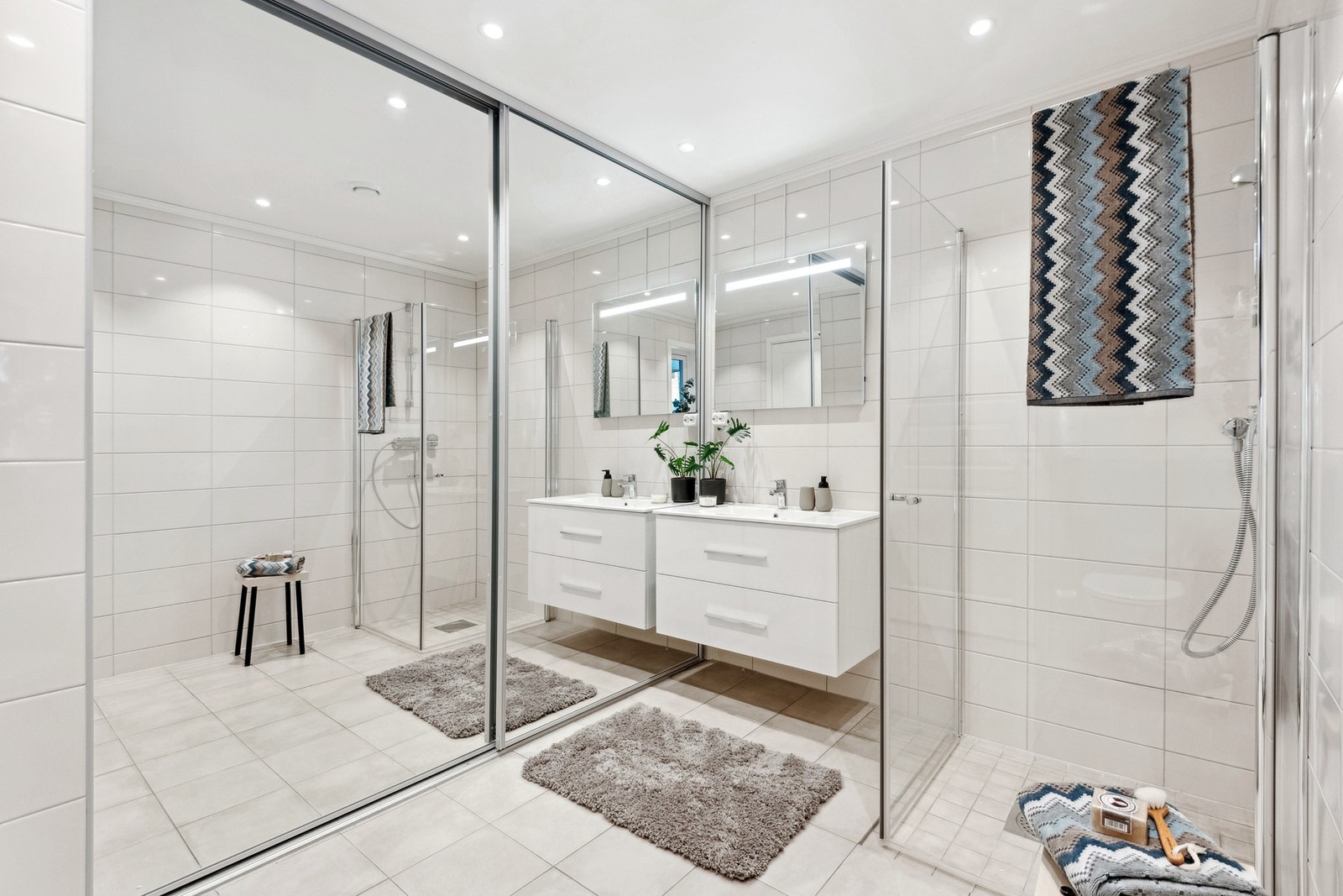 Boligen har oppgradert standard med bl.a. beige fliser på bad i varierte størrelser. Varmtvannstank og plass til vaskemaskin skjult bak skyvedører med speil. Galleribilde