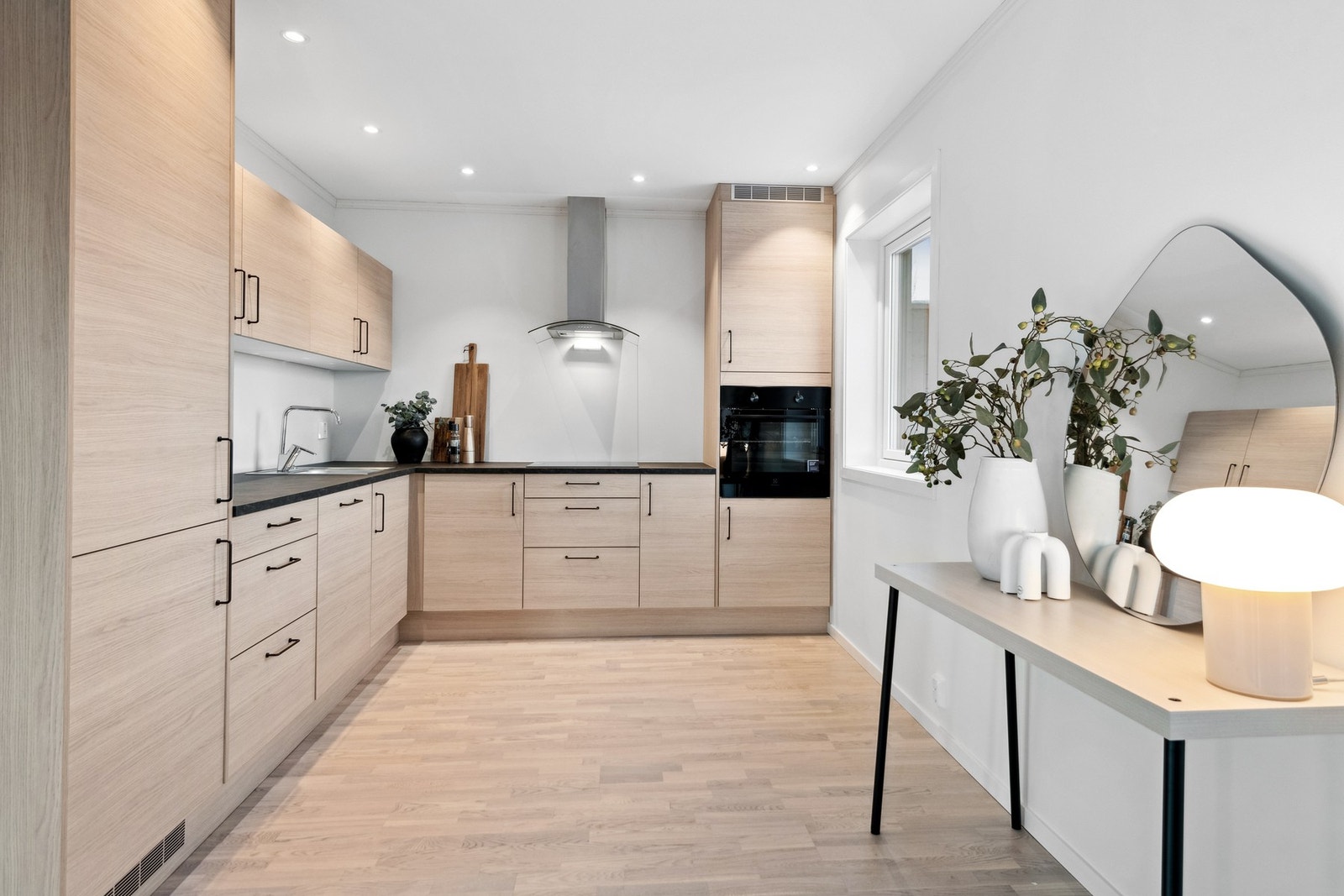 Halvpart av tomannsbolig med 4 soverom, 2 stuer, WC i begge etasjer og stor og åpen kjøkken/stueløsning med moderne kjøkken. Foto: EFKT (Hamish Grey) Galleribilde