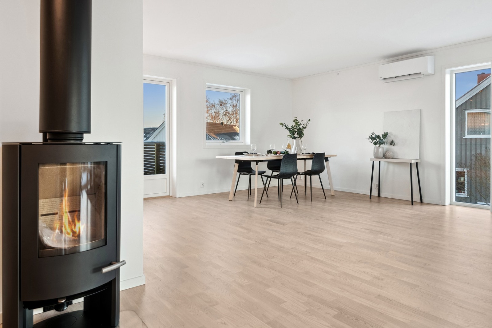 Behagelig kombinasjon av vedfyring og luft til luft varmepumpe. Galleribilde