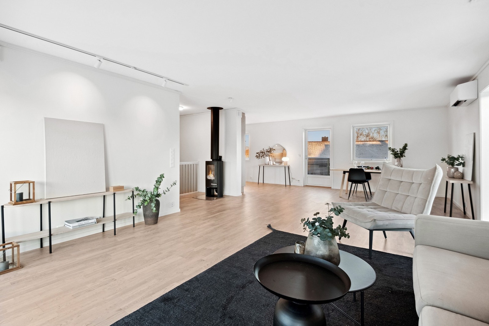 Stor stue med god plass til ulike møbelgrupper. Galleribilde