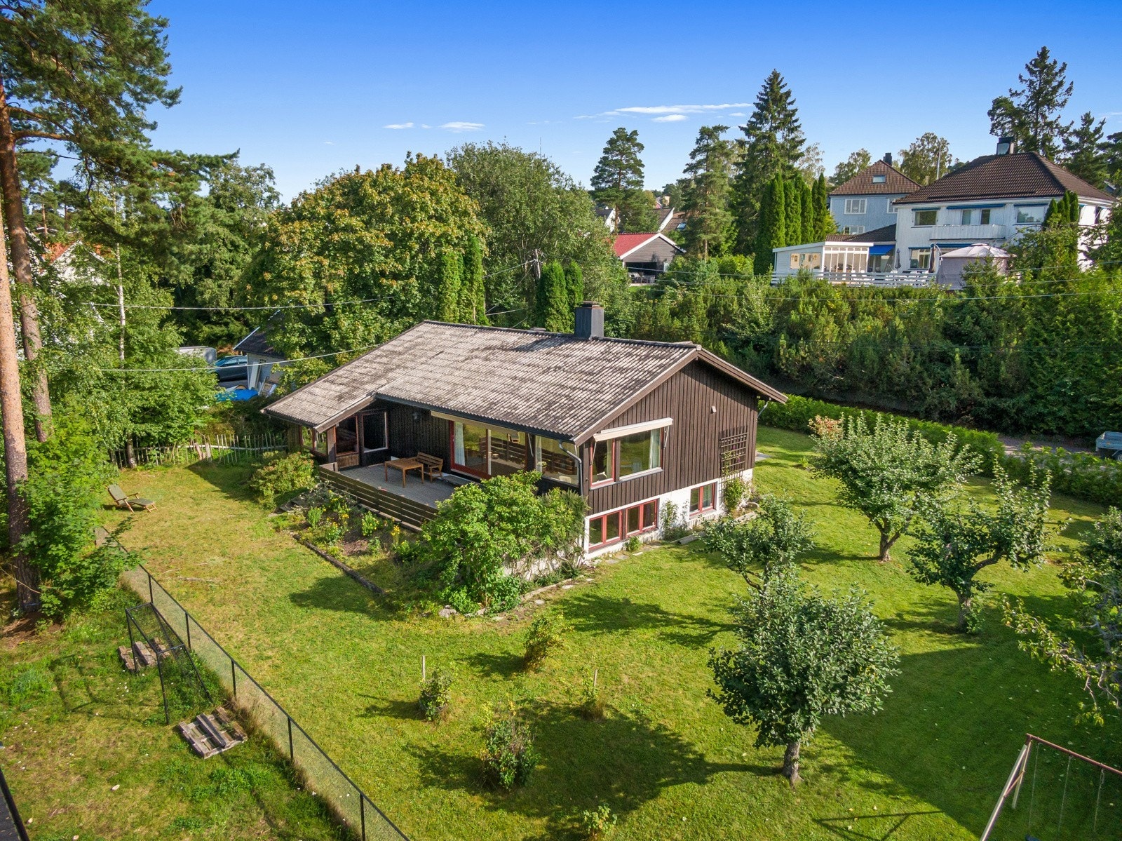 Oversiktsbilde av hus og hage Galleribilde