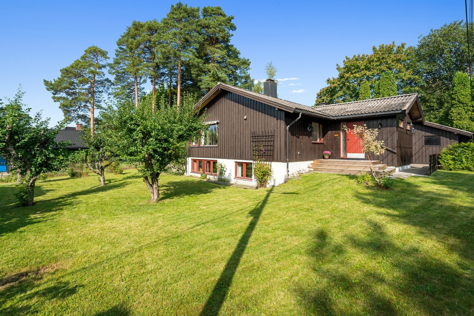 Hovedinngang og hage Galleribilde