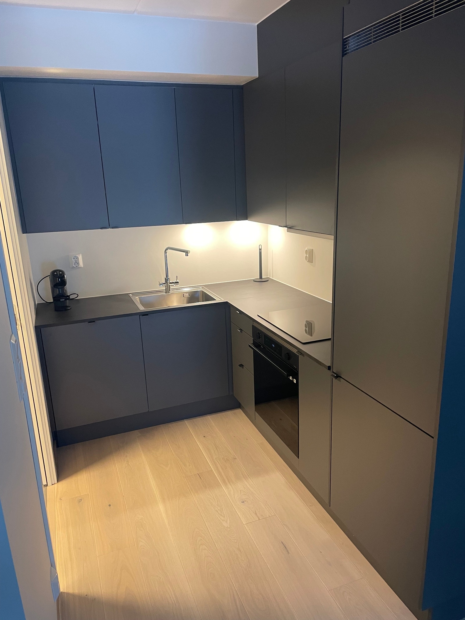 Kjøkkenet er innholdsrikt med alt som trengs for en enkel husholdning Galleribilde