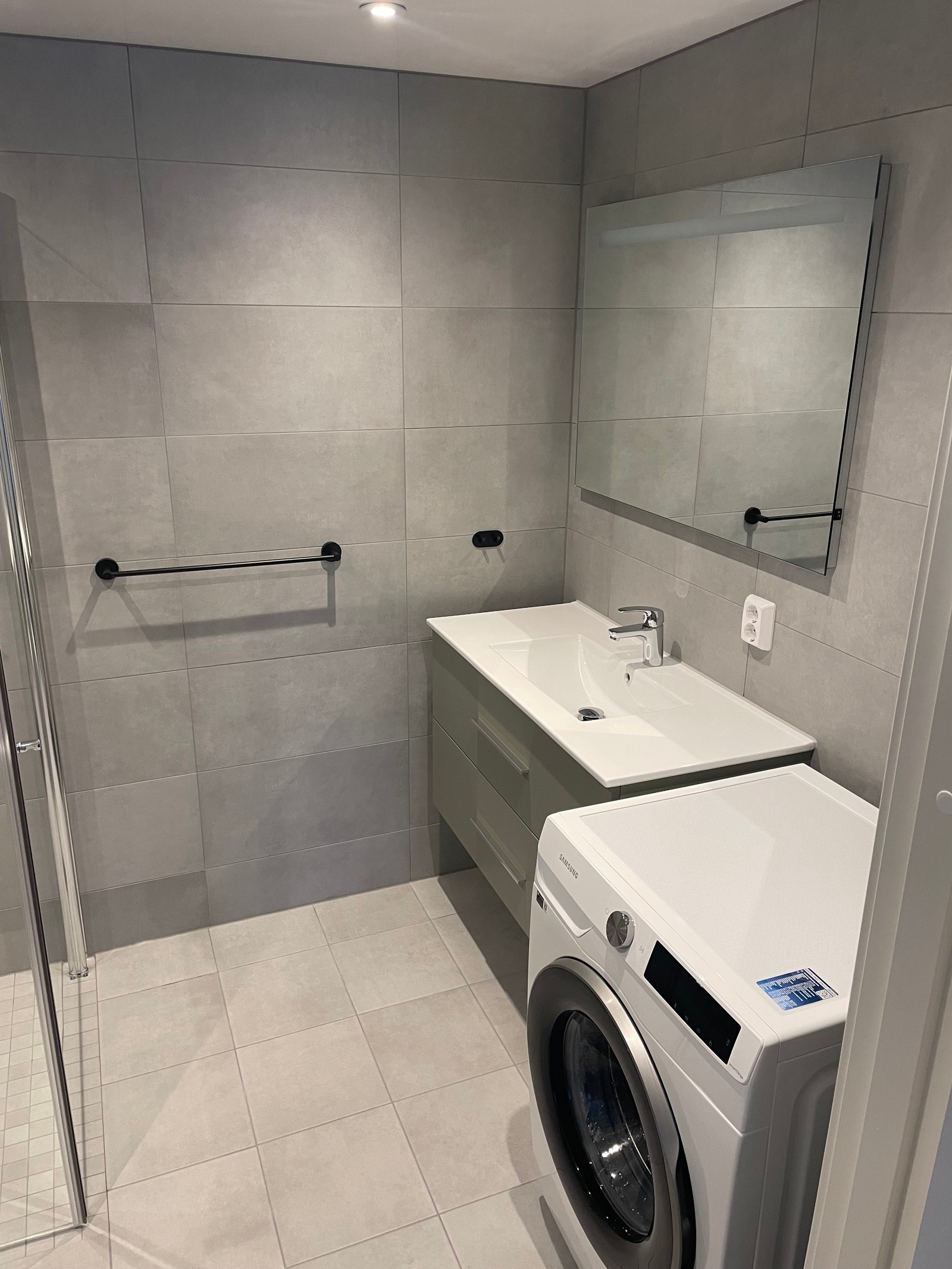 Badet har lyse fine fliser. Galleribilde