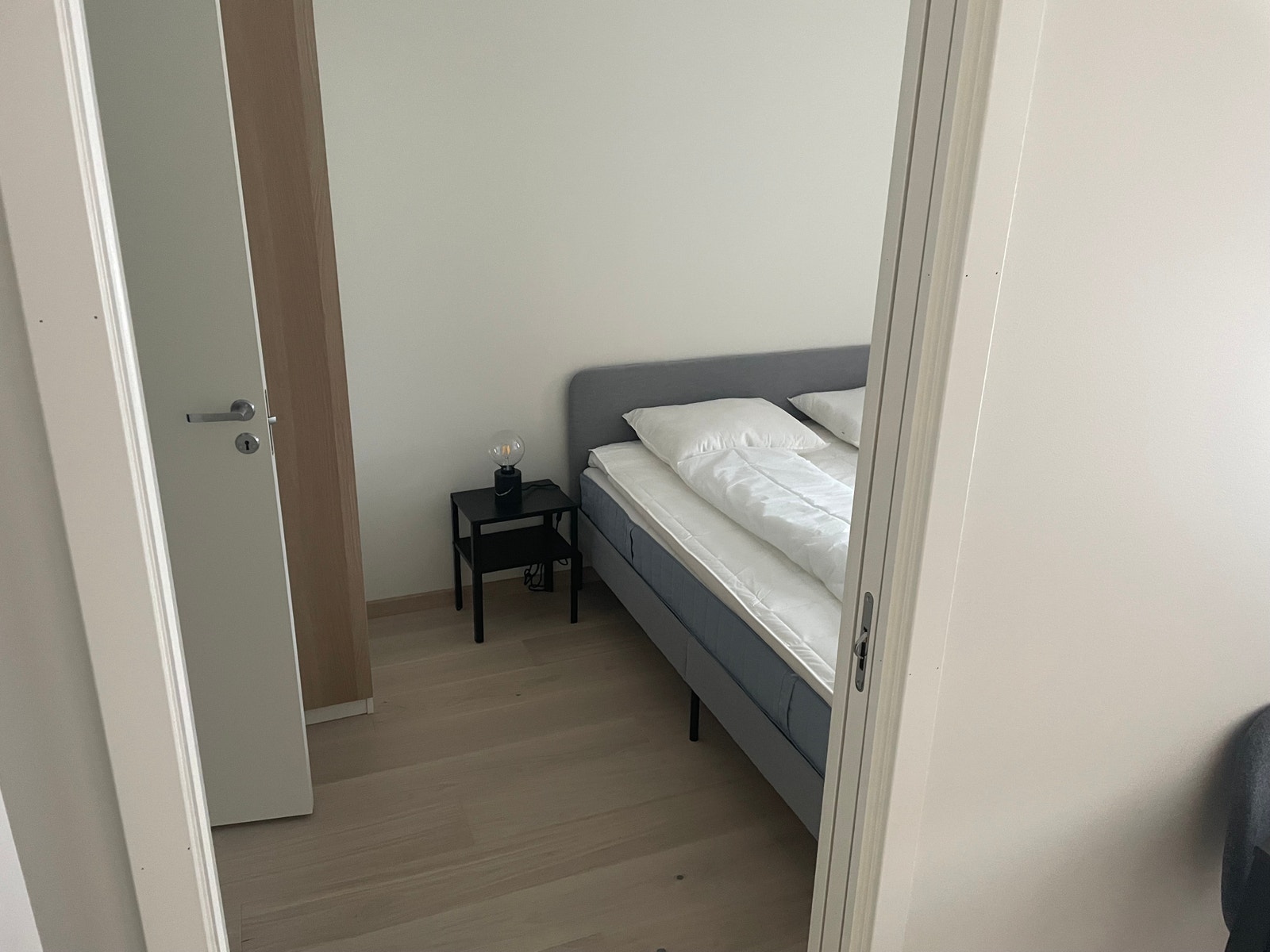 Soverom med garderobeskap og ny seng. Galleribilde