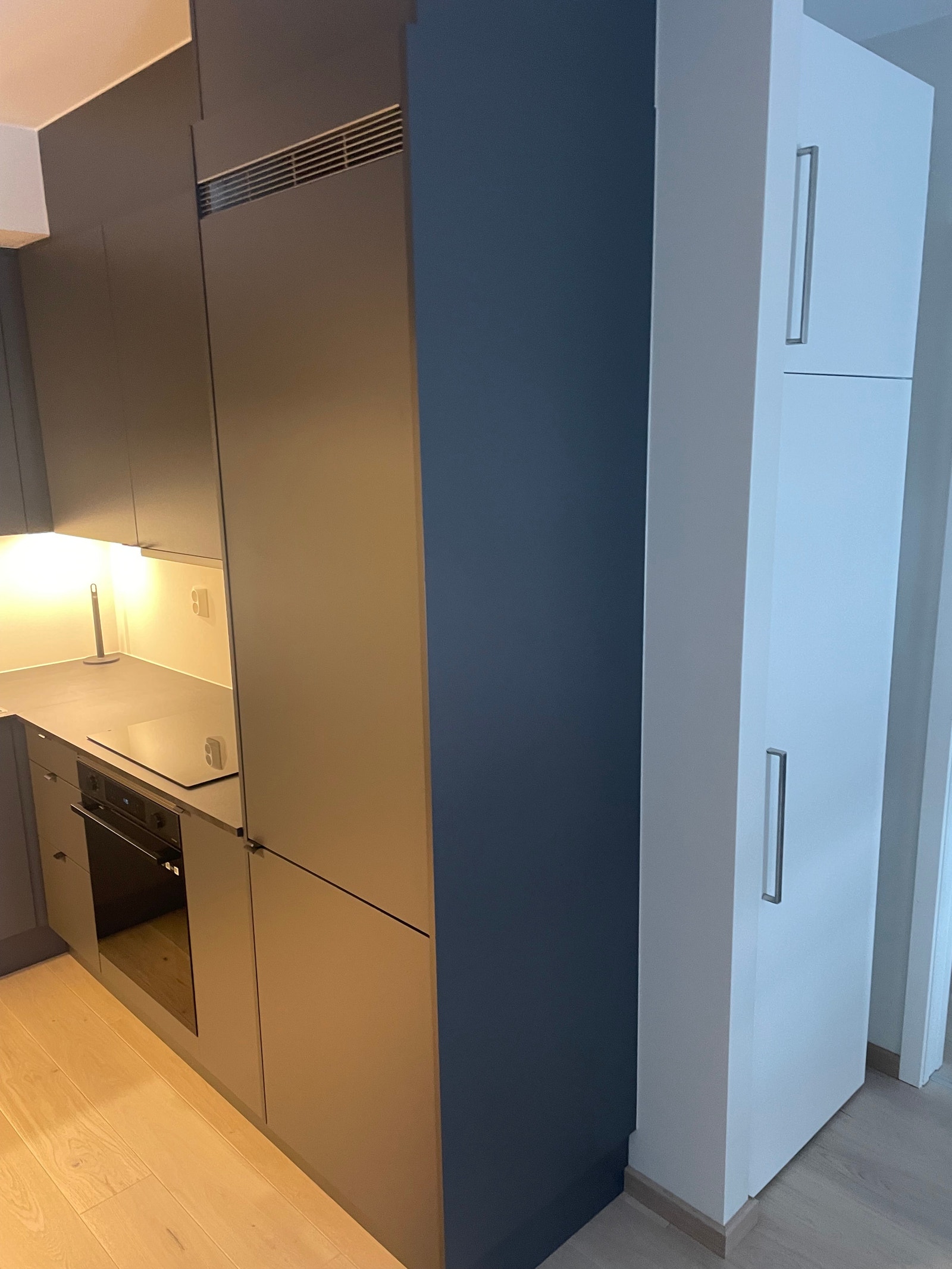 Stort fin kjøle og fryseskap med høyskap på siden Galleribilde