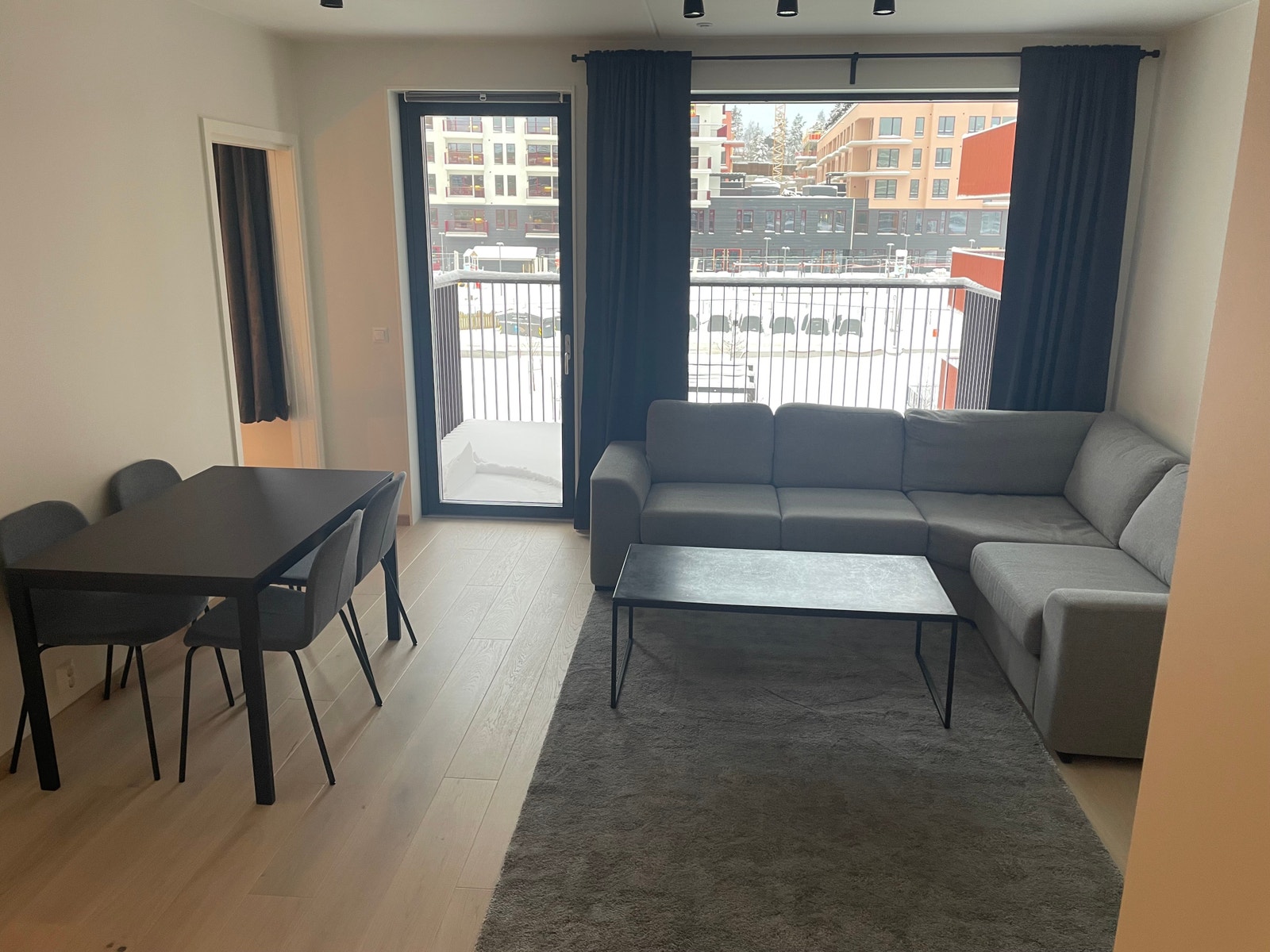 Lys fin stue med store glassflater ut. Galleribilde