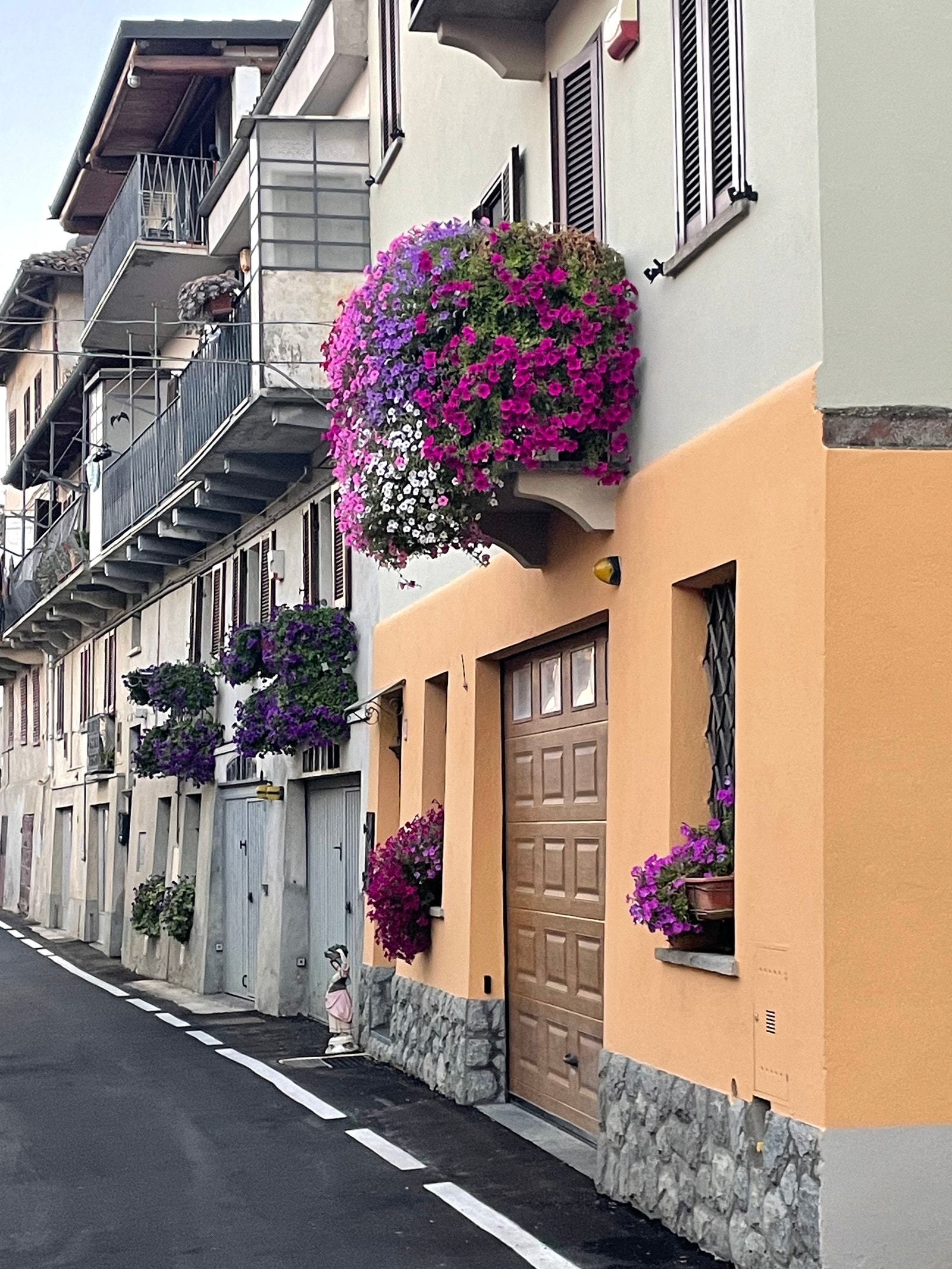 Detaljfoto fra gamlebyen. Her er hus med flotte fasader og brosteinsgater! Galleribilde