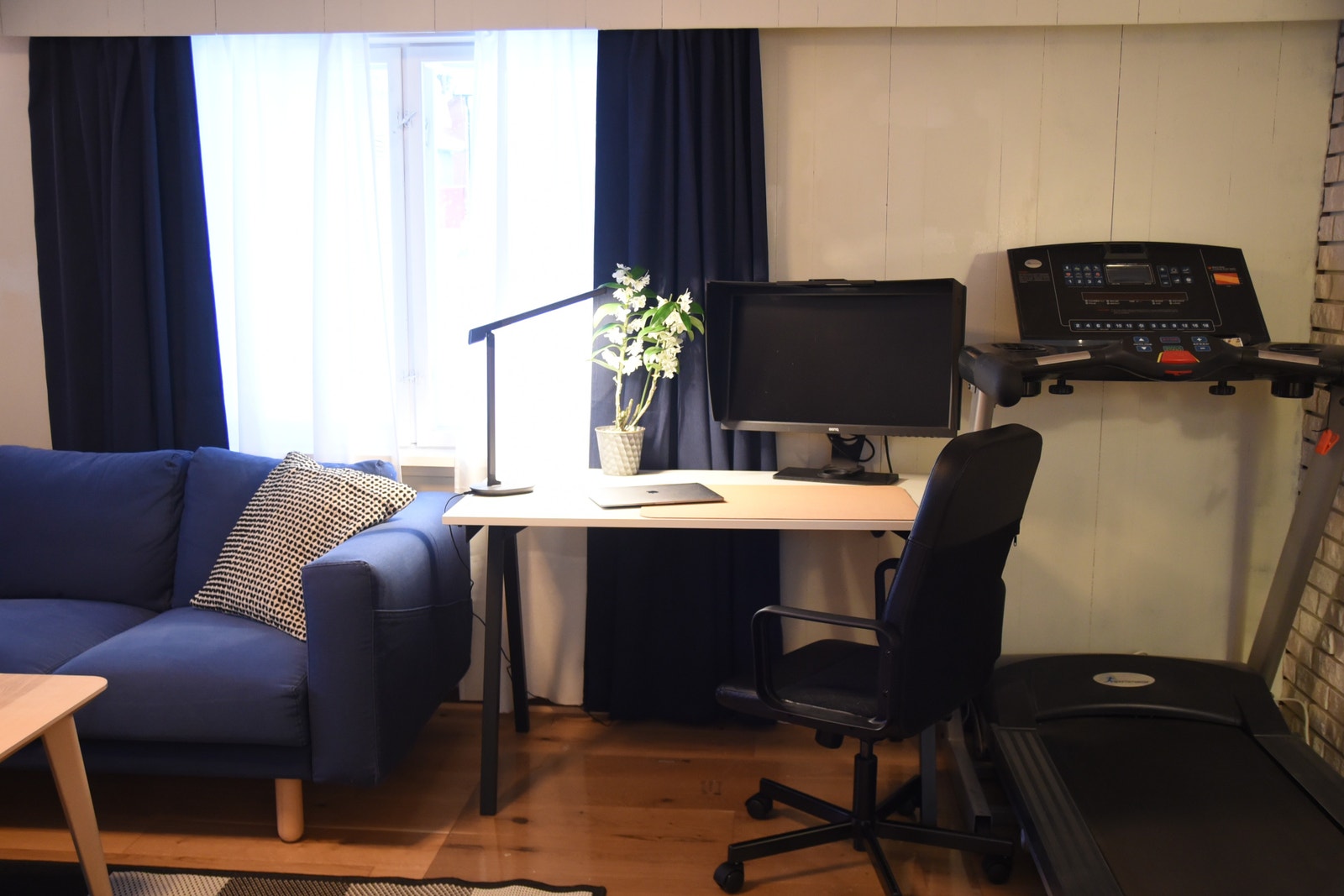 Stua har også kontorplass og tredemølle Galleribilde