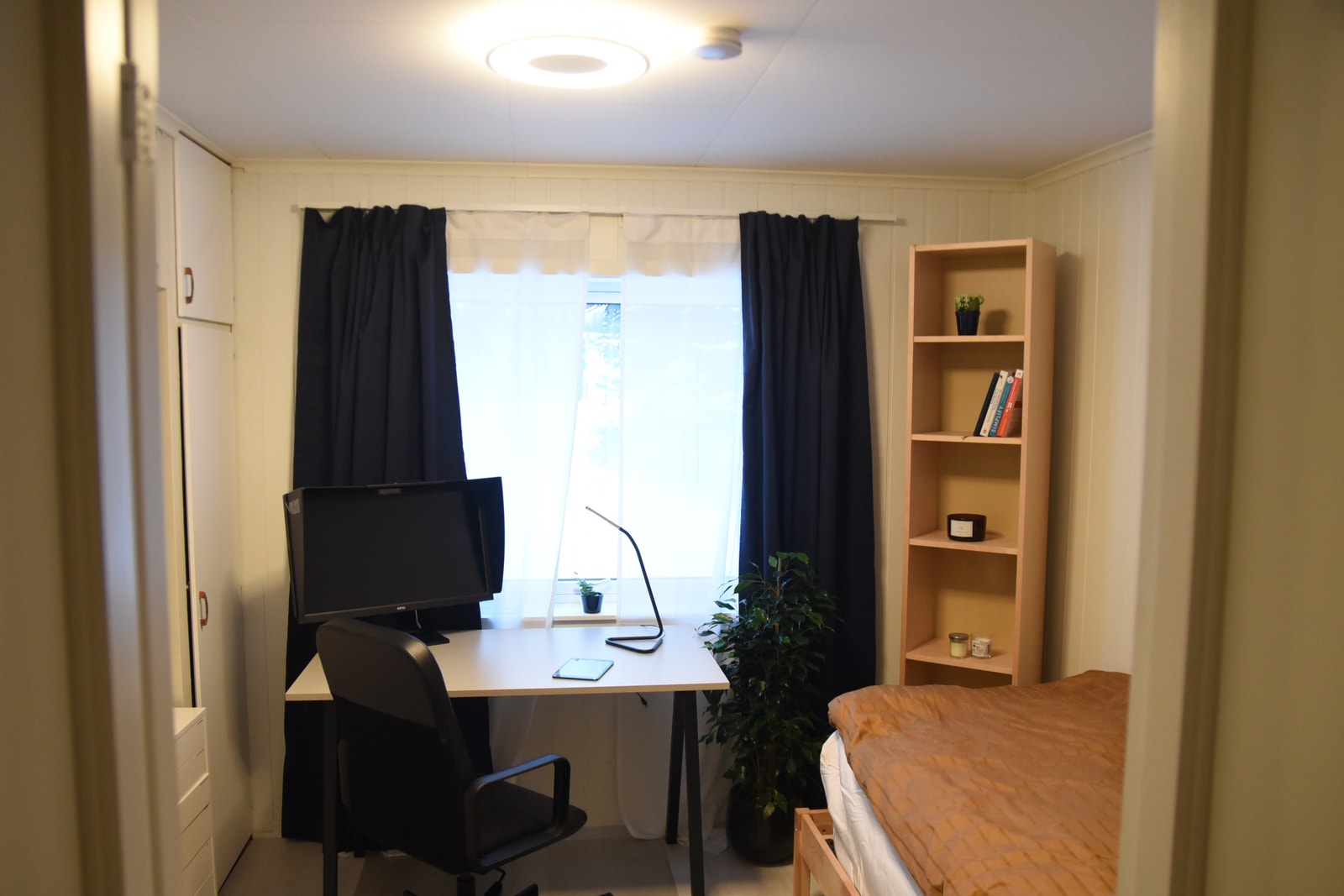 Soverom 2 - med kontorplass samt enkeltseng med memoryfoam madrass. Galleribilde