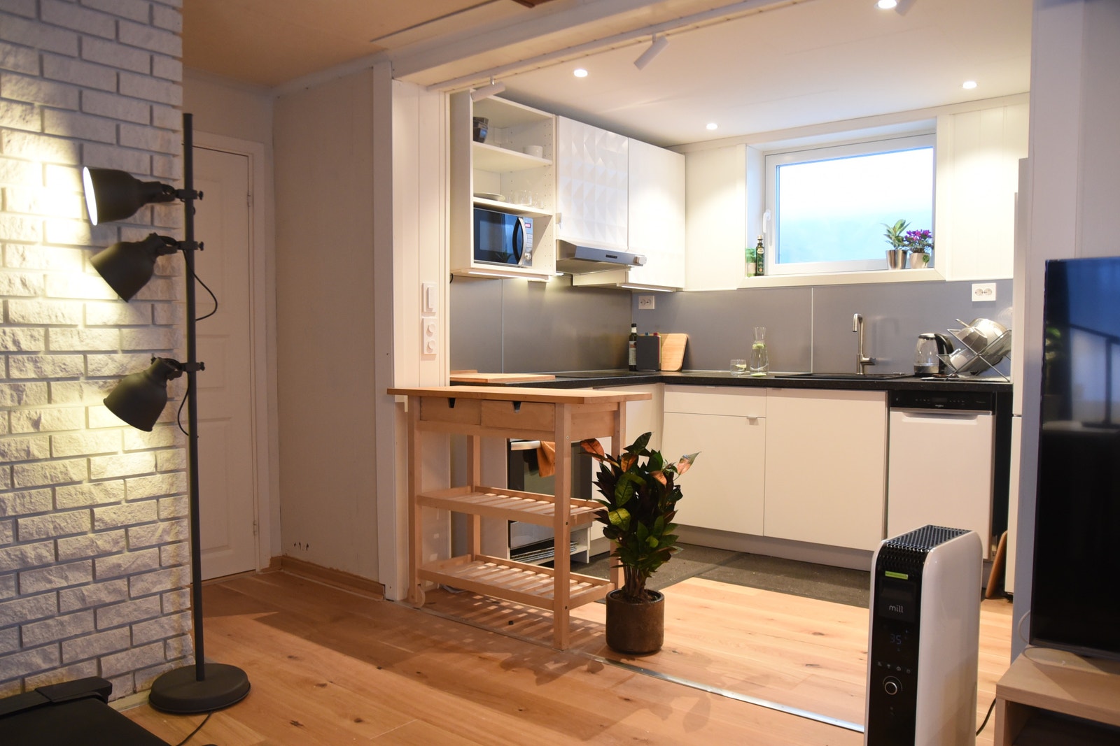 Kjøkken - åpent mot stua. Alt av hvitevarer følger med Galleribilde