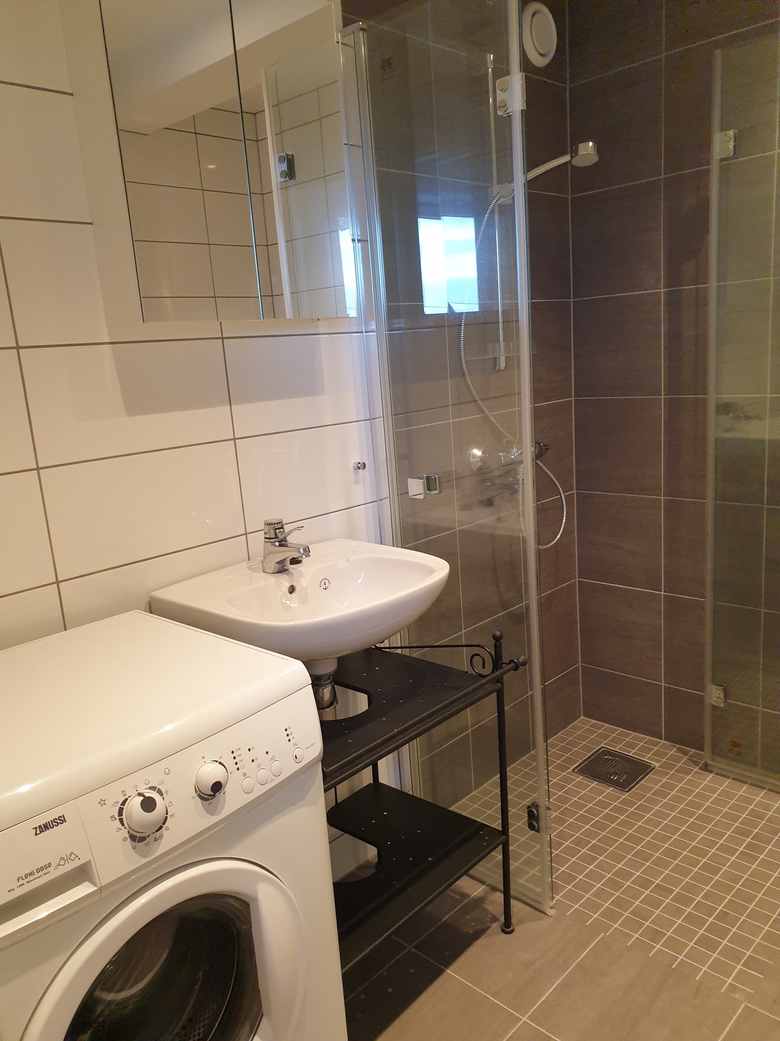bad med vaskemaskin, vask, dusj og toalett Galleribilde