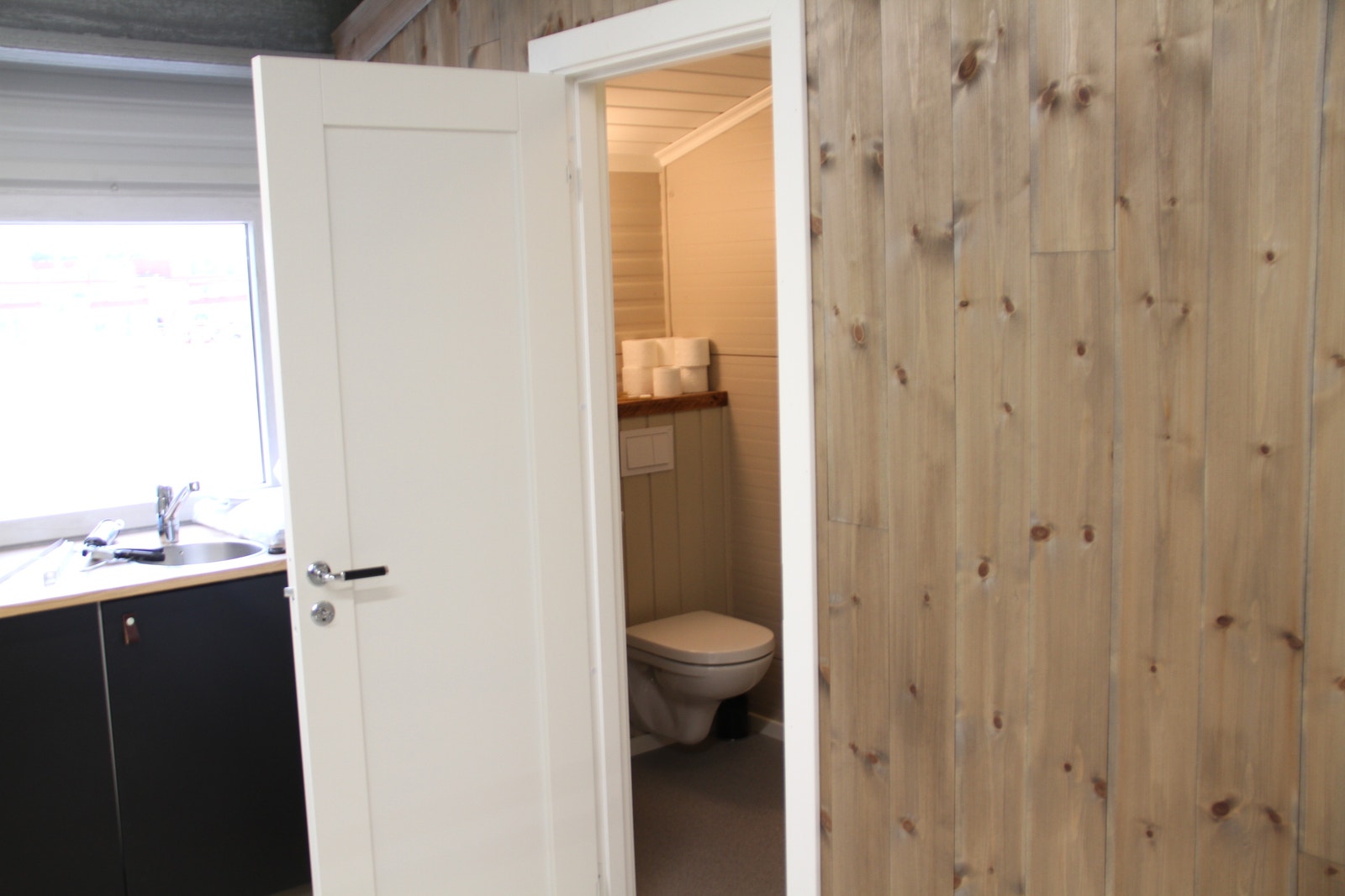 Illustrasjon på toalettrom på mesanin Galleribilde