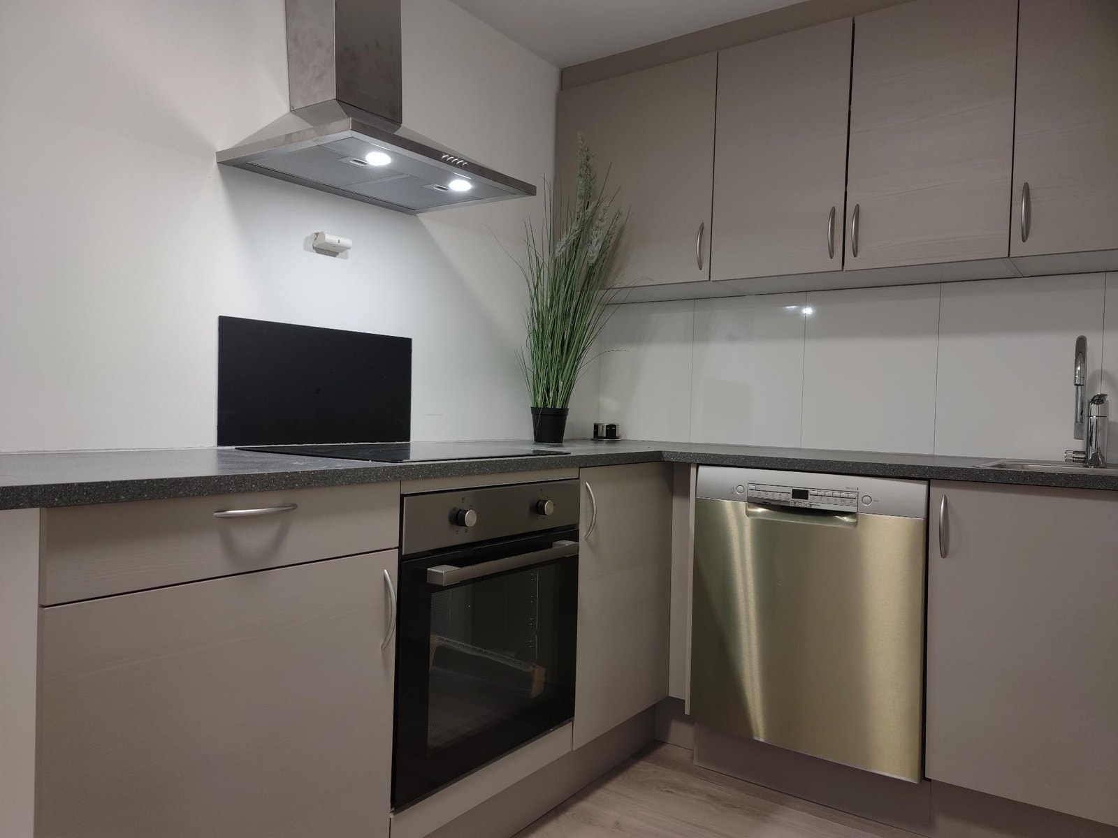 Nytt kjøkken med hvitevarer fra Aubo danske Galleribilde