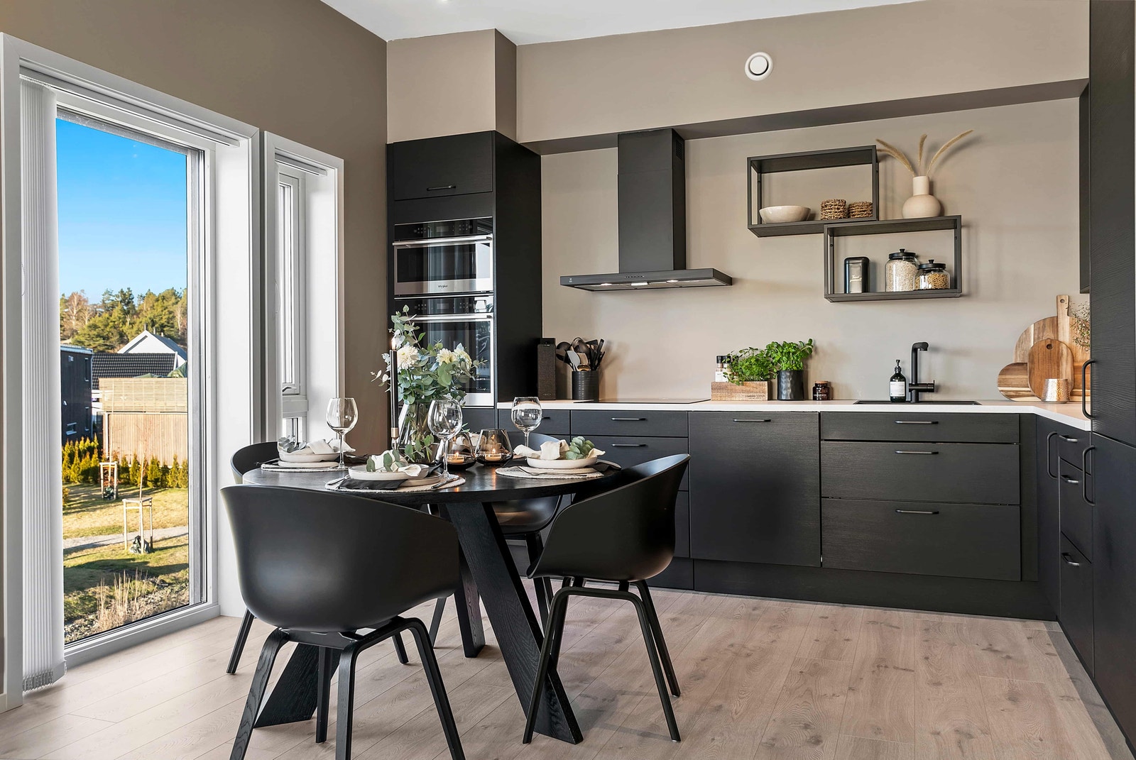 Bildet fra tilsvarende bolig i ett annet prosjekt. Boligen er en endeleilighet og inneholder tilvalg. Galleribilde