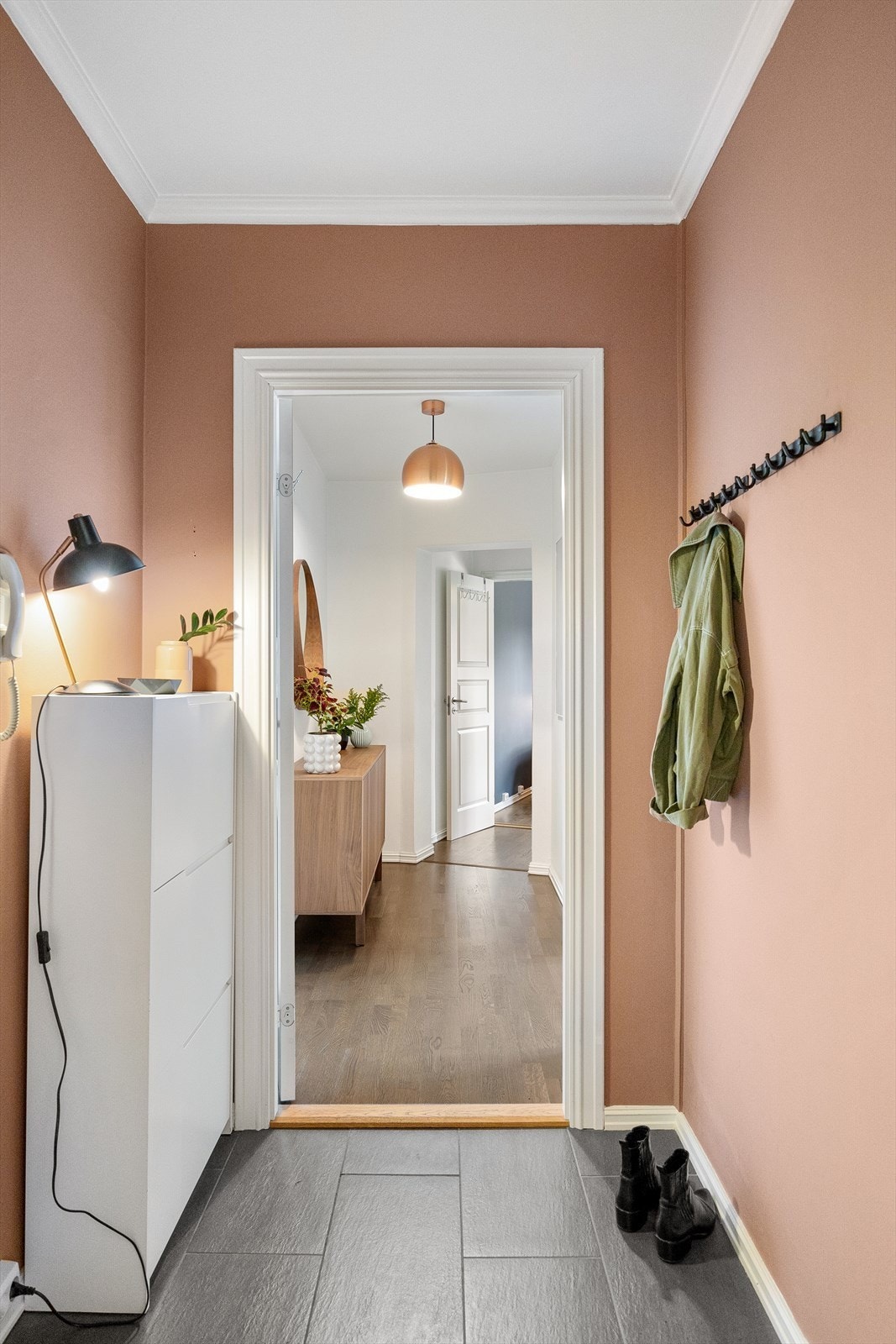 Hyggelig og delikat entre med porttelefon, knagger og skohylle Galleribilde