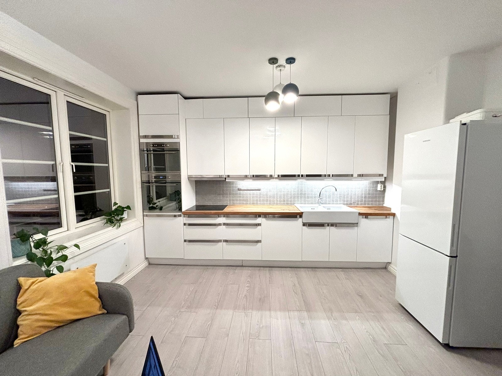 Flott kjøkken med integrert oppvaskmaskin, mikro og komfyr samt induksjonstopp og dobbel vask. Frittstående kjøl/frys er også nytt! Galleribilde