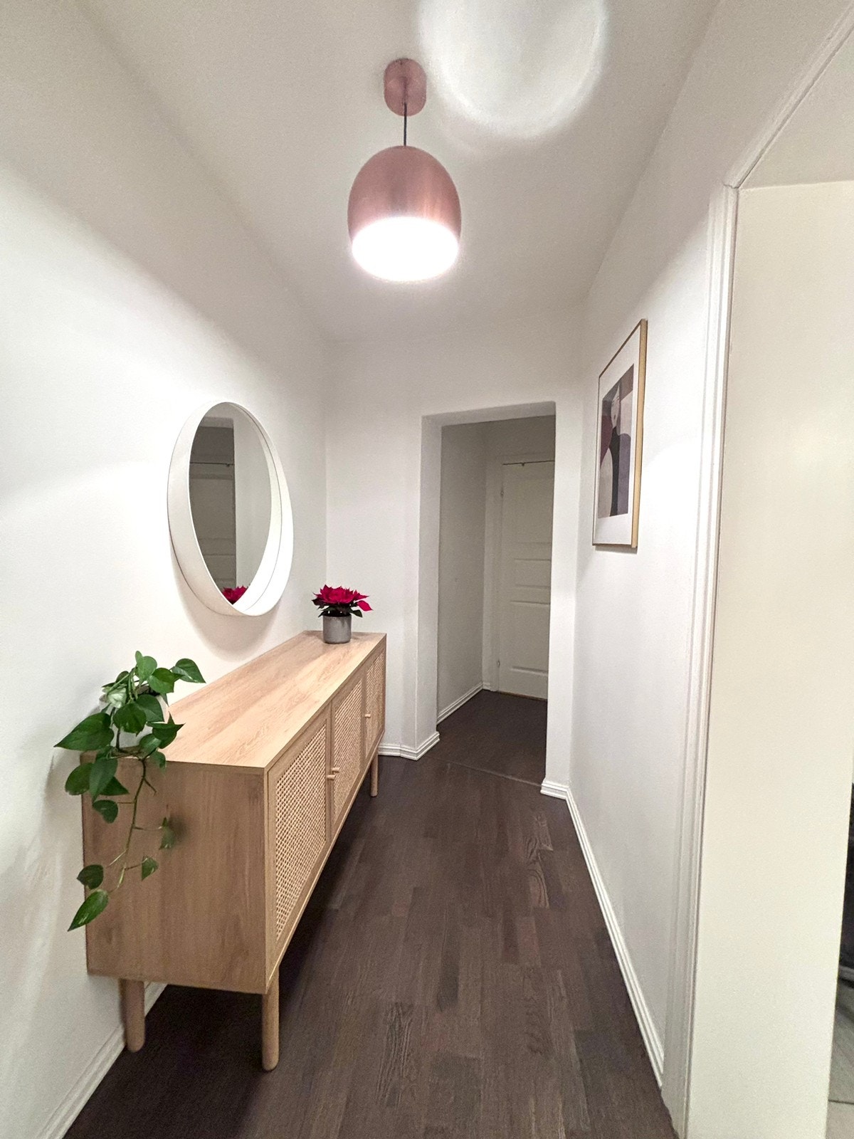 hovedgang med ny møblering inkludert Galleribilde