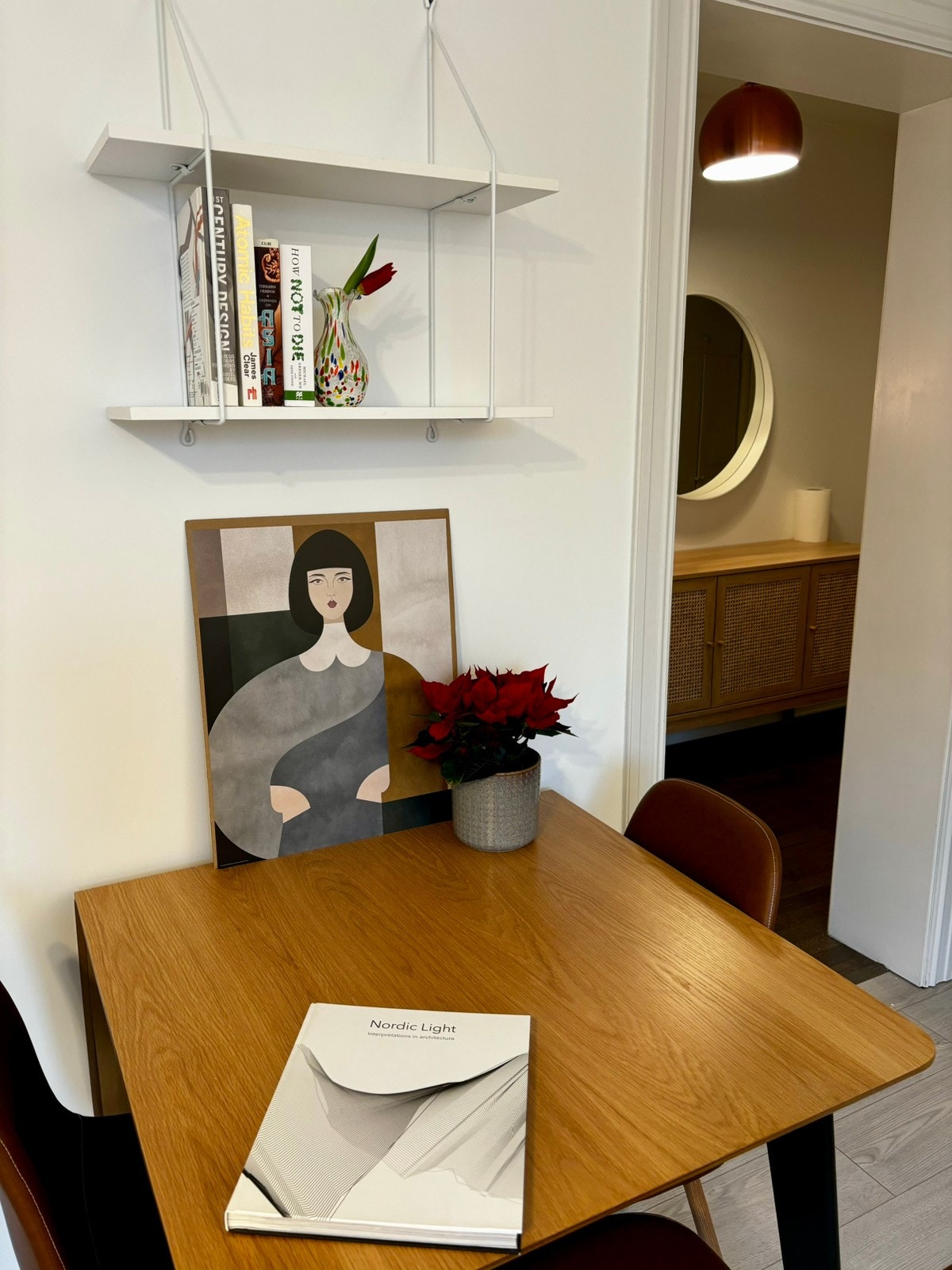 Bordet følger med, og har en seksjon som løftes opp for å gi plass til 4. Galleribilde