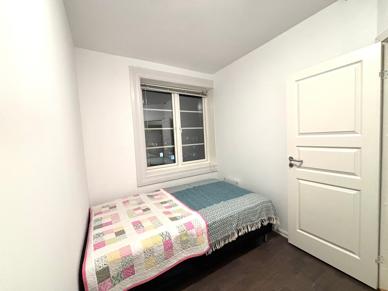 Soverom 2 med grei størrelse og nesten ny 120 seng, så du må kun kjøpe ny overmadrass. Galleribilde