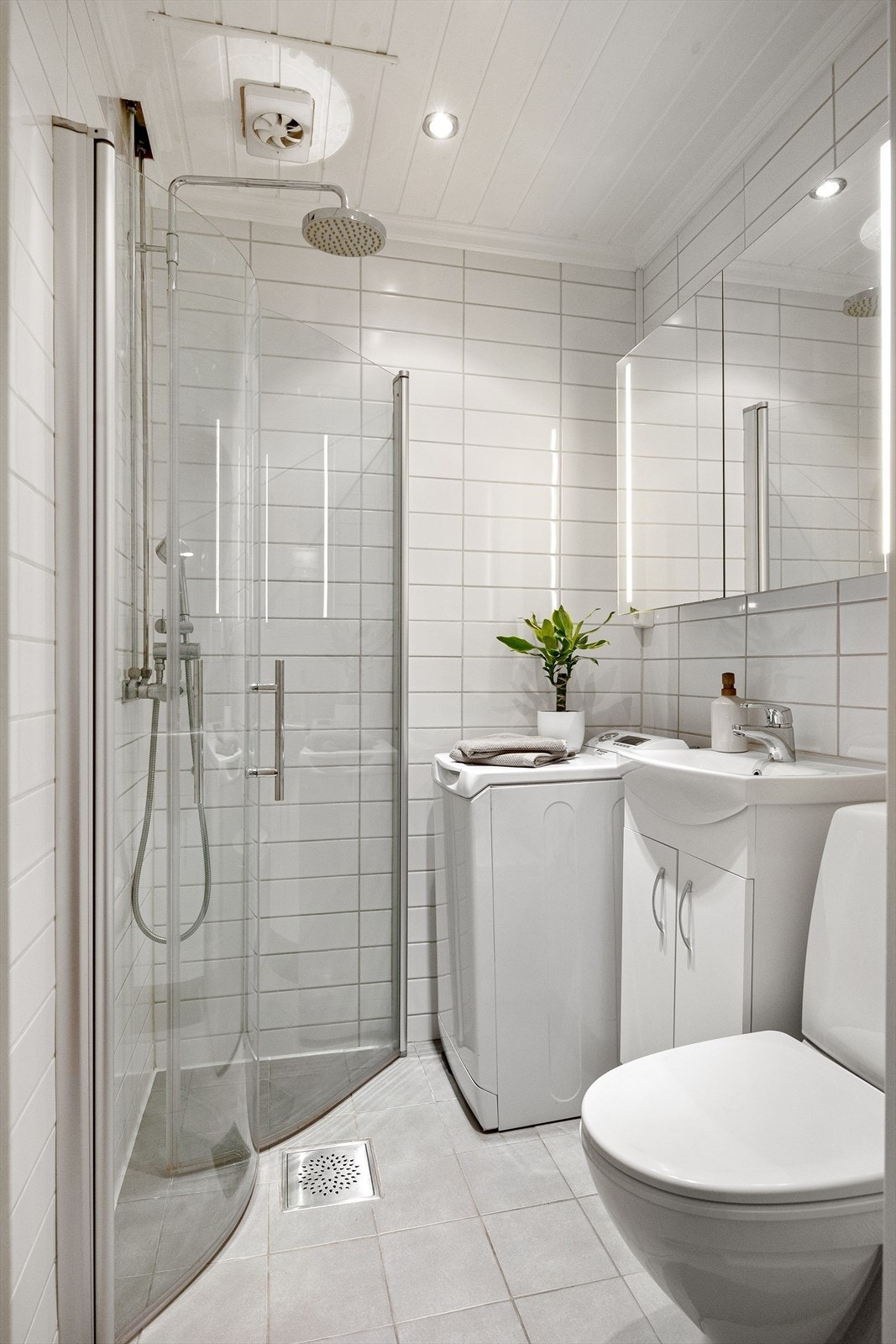 Flott bad med regnfallsdusj og svingbare dører Galleribilde