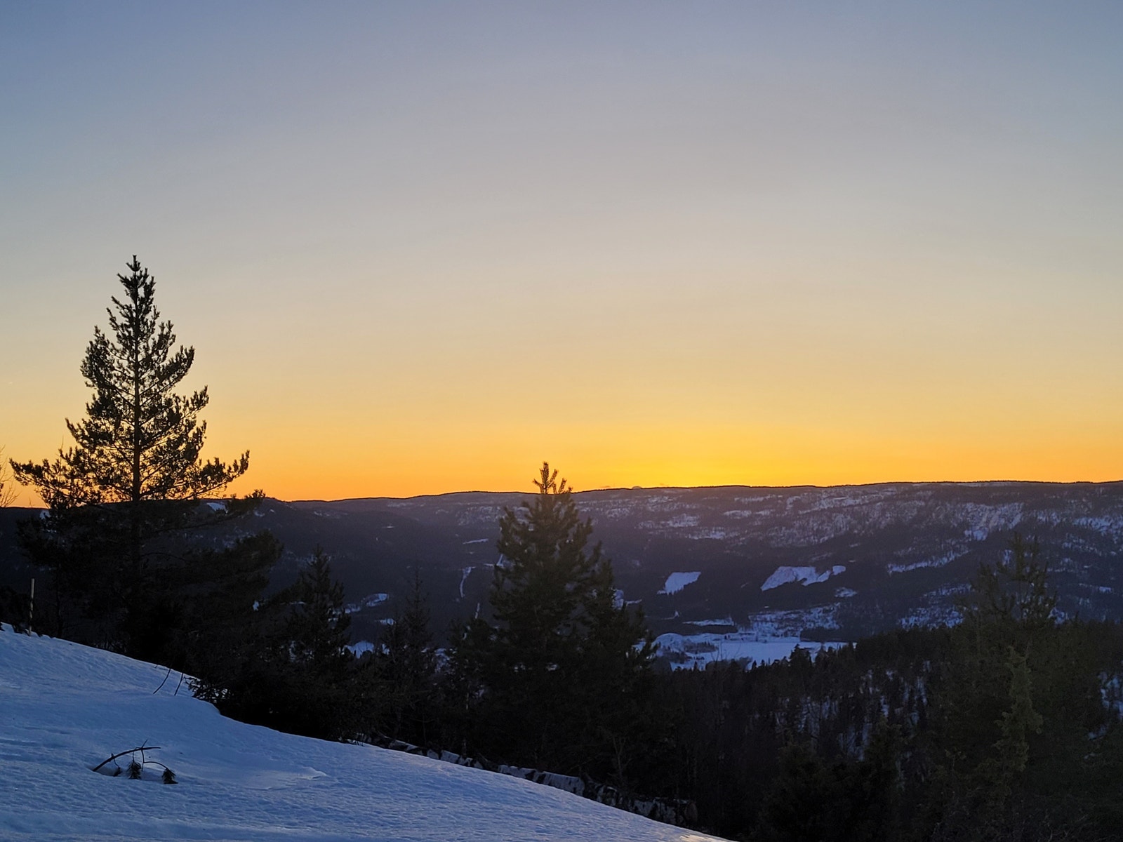 Utsikt fra terrasse retning syd. Skrimfjella i bakgrunnen. Galleribilde