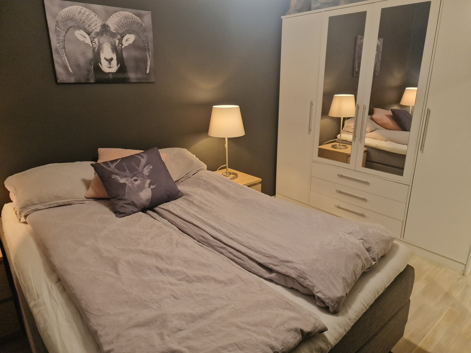 Soverom 1 med garderobeskap Galleribilde