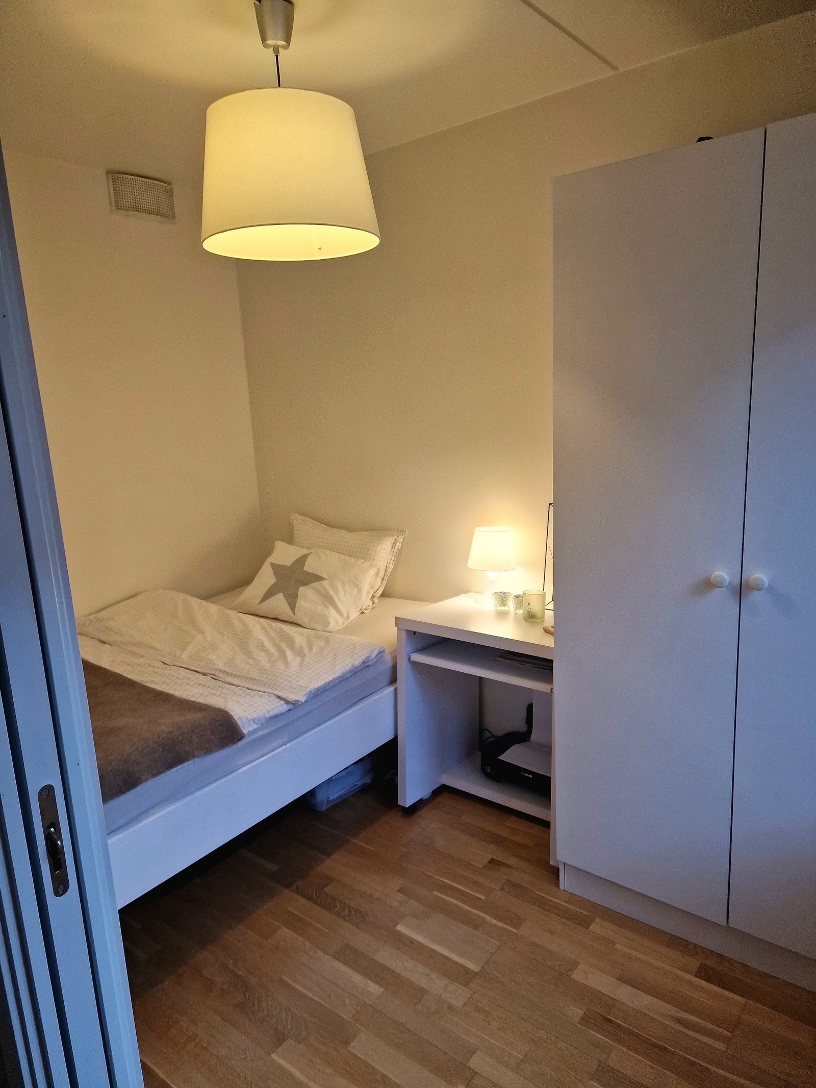 Soverom 2 med garderobeskap Galleribilde