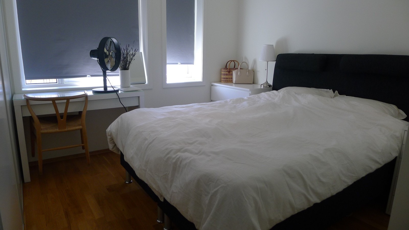 God plass til stor seng med nattbord på begge sider. Galleribilde