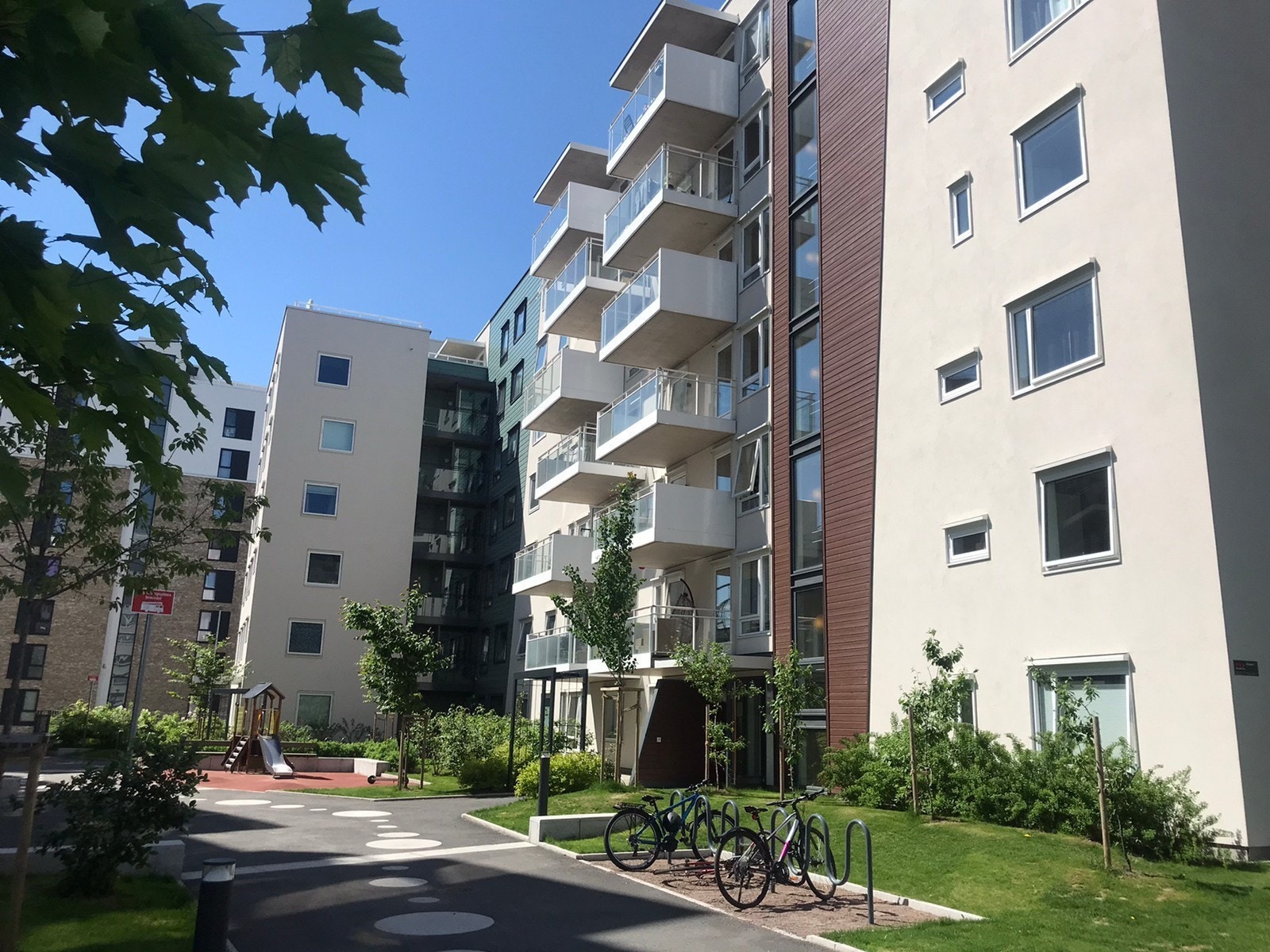 Pent uteområde i moderne bygg. Galleribilde