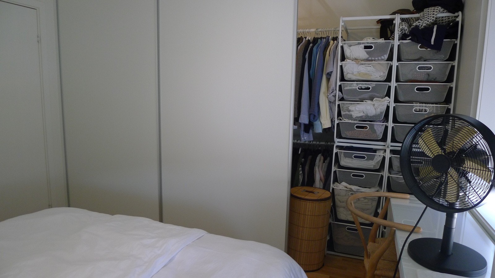 Stor garderobe med trådskuffer, hyller og stenger til å henge klær. Her er det også plass til støvsuger og annet man trenger å stue bort. Det er i tillegg en stor bod i kjelleren. Galleribilde