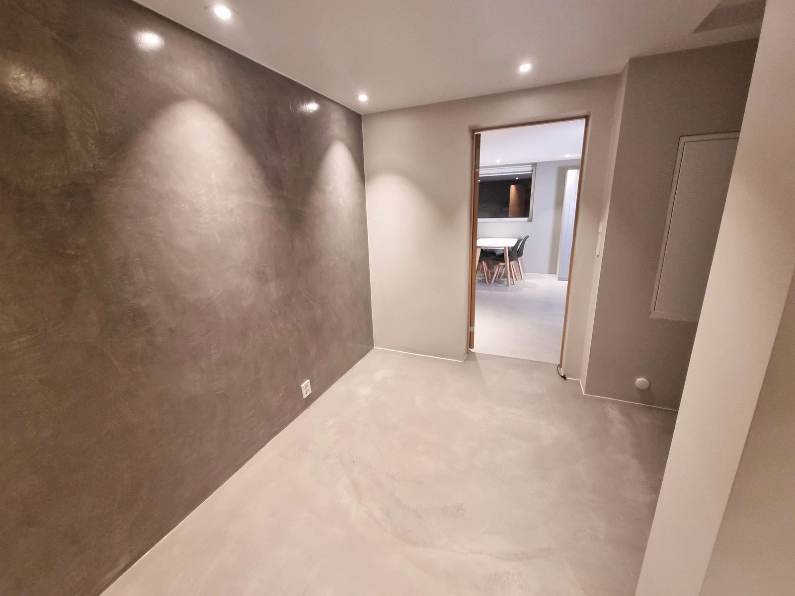 Vaskemaskin for utleier er installert inn i nisje til høyre i bildet. Galleribilde