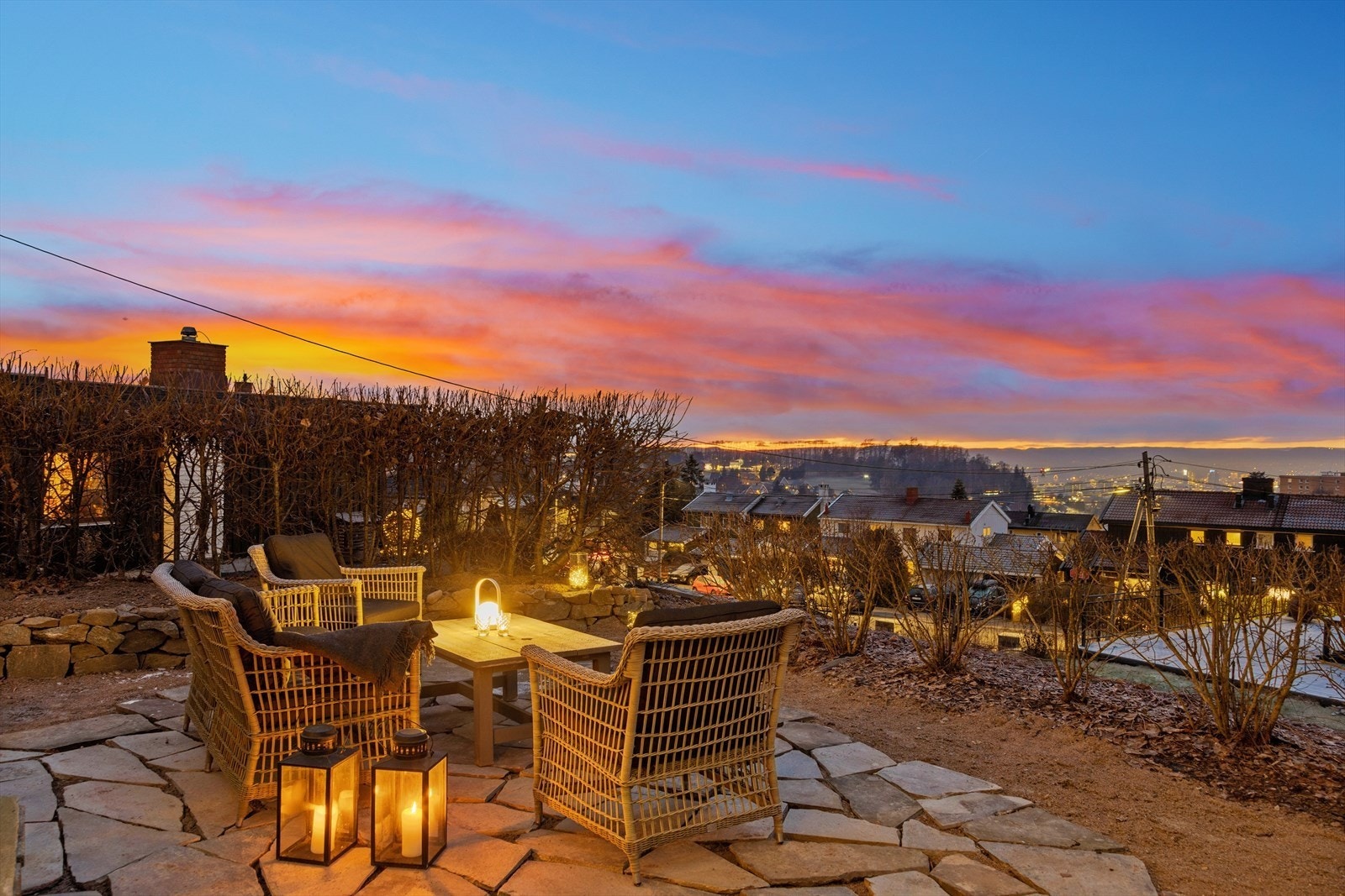 Uteområdet utenfor leiligheten kan disponeres av leietakere i leiligheten. Plassen har ypperlig utsyn over Oslo. Galleribilde