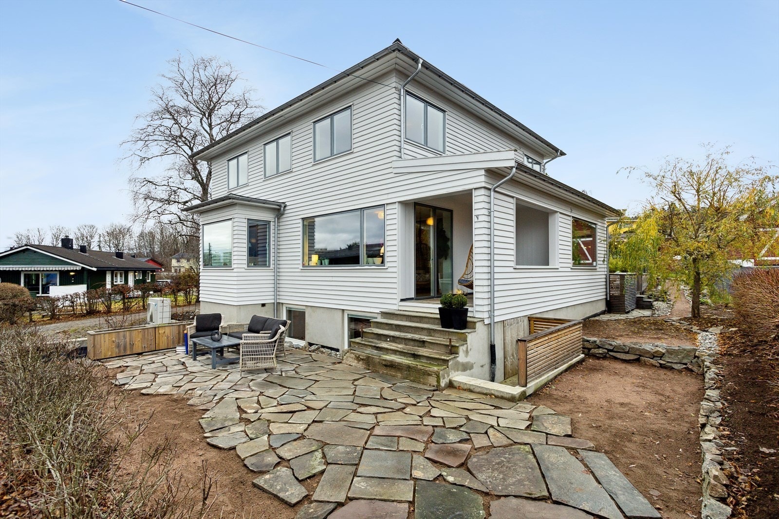 Plassen utenfor leiligeheten ferdigstilles ila. 2024, og møblement kan leietakere av leilighetene være med på å velge :) Galleribilde