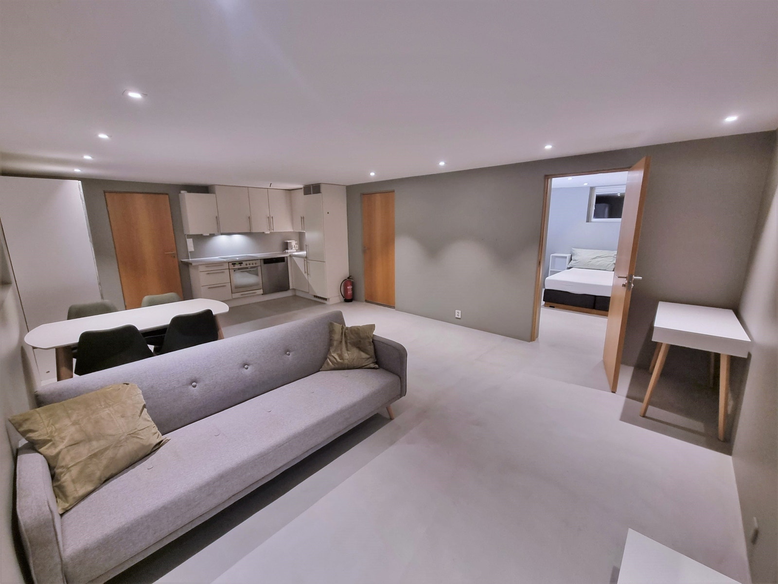 Delvis møblert stue. Flere møbler kan anskaffes eller fjernes etter avtale om ønskelig. Galleribilde