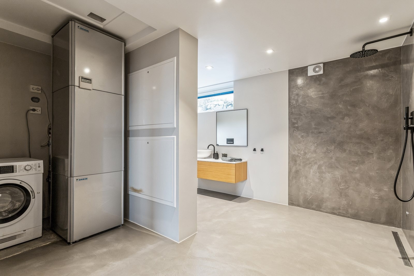 Romslig bad med plass til flere funksjoner.
Obs. vaskemaskinen følger ikke med, men vi kan hjelpe å skaffe en. Galleribilde