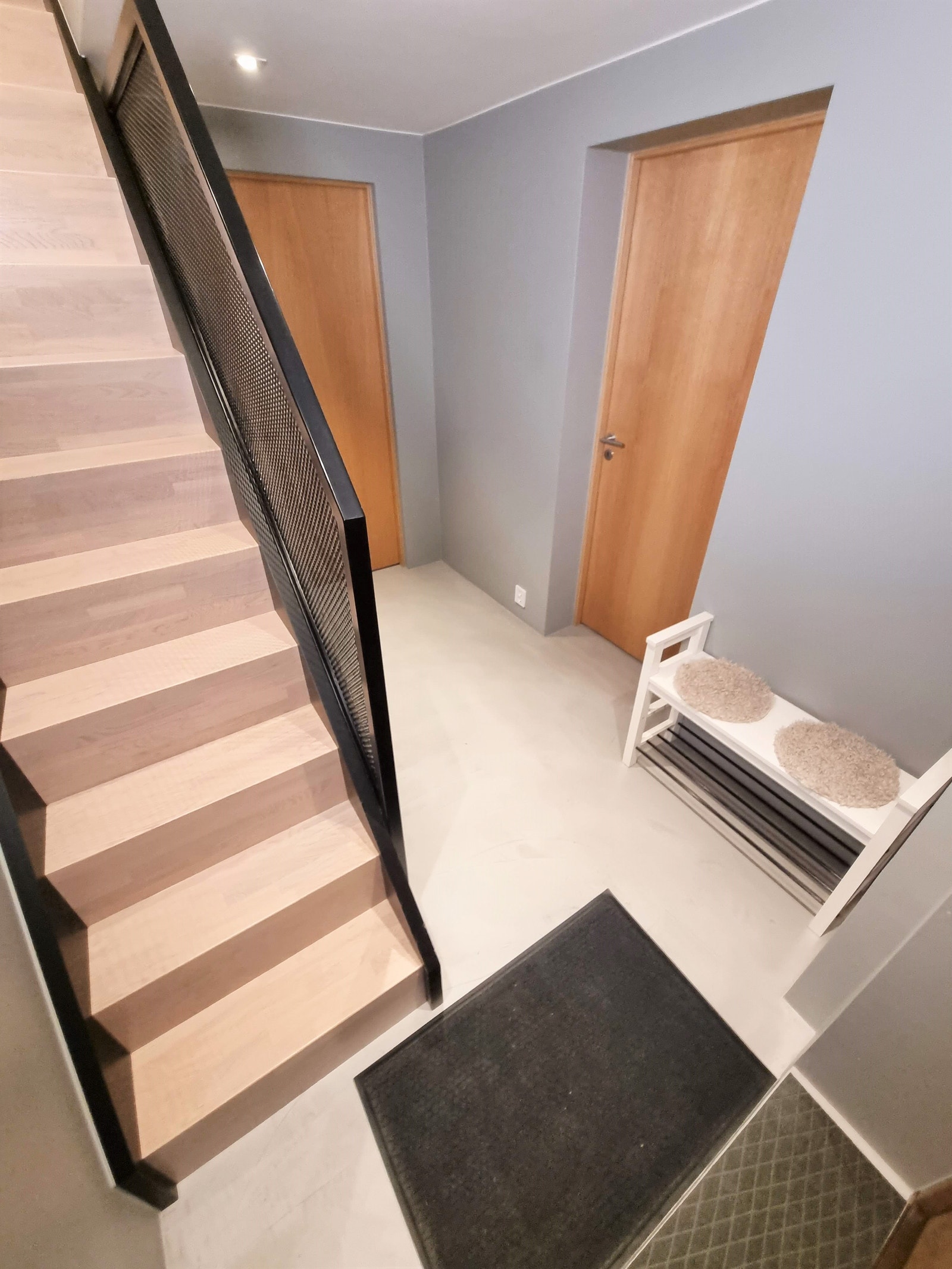 Entré. Dette rommet vil for det meste være til leietakers disposisjon. Hattehylle med jakkeknagger er hengt opp på høyre vegg siden bildet ble tatt. Galleribilde