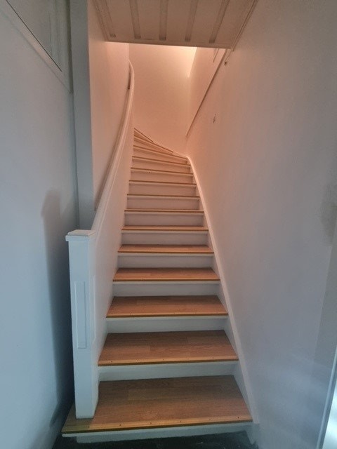 Trapp opp. Plass til garderobe nede. Galleribilde