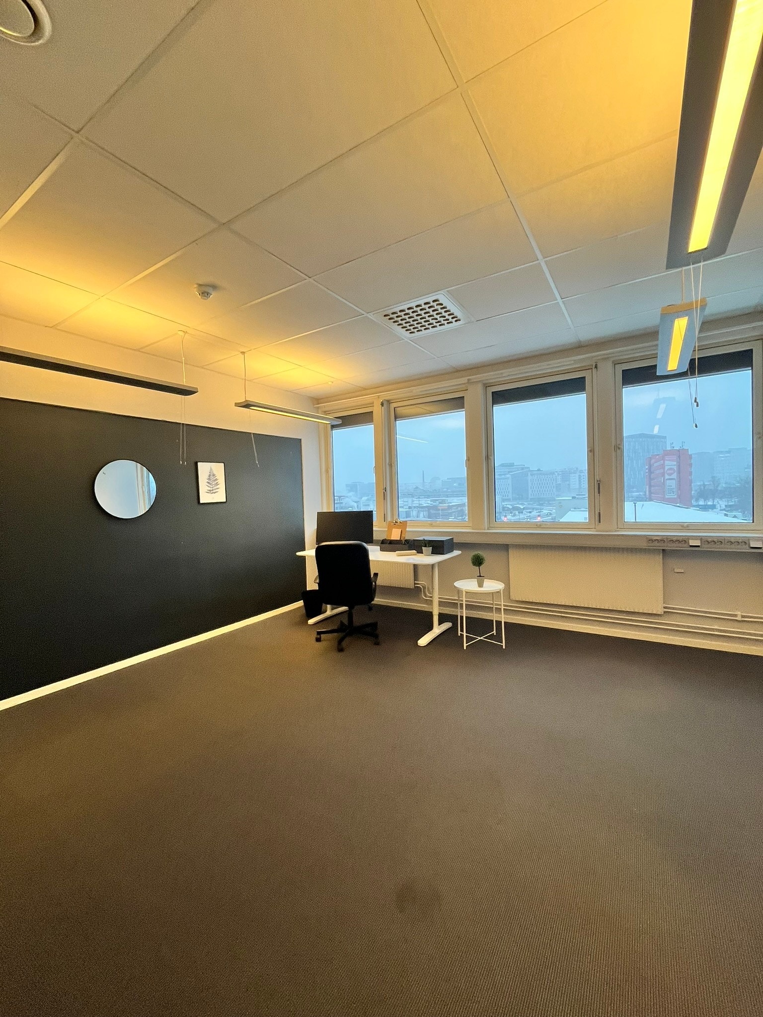Kontor nr 1 har god plass til opp til 6 personer Galleribilde