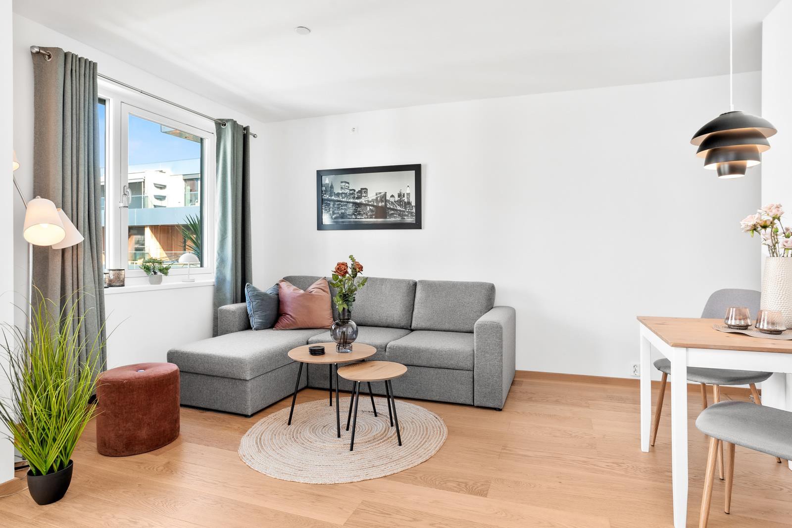 Åpen stue-og kjøkkenløsning med masse lys fra vinduene i nordvest. Galleribilde