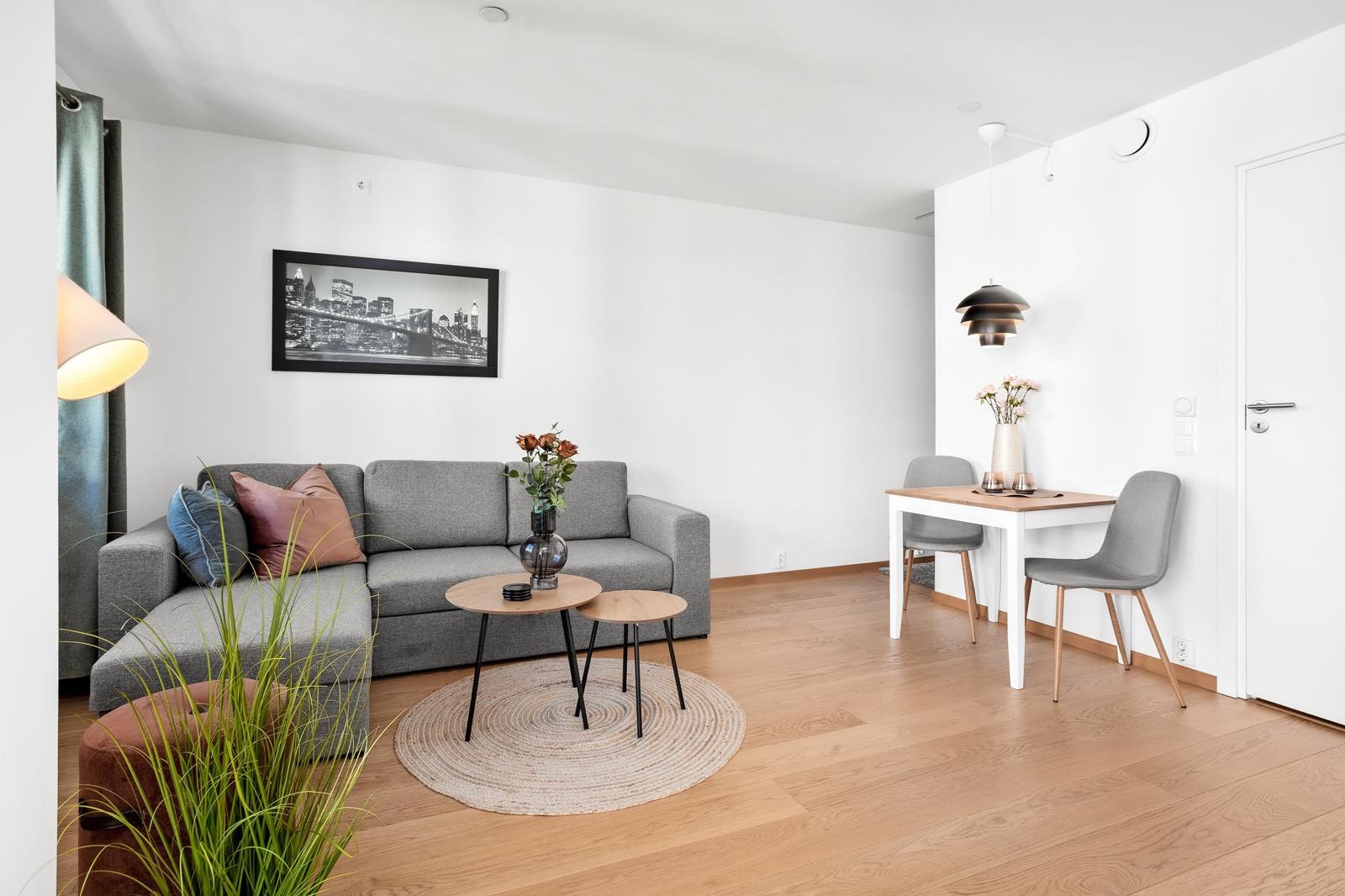 Åpen stue-og kjøkkenløsning med masse lys fra vinduene i nordvest. Galleribilde