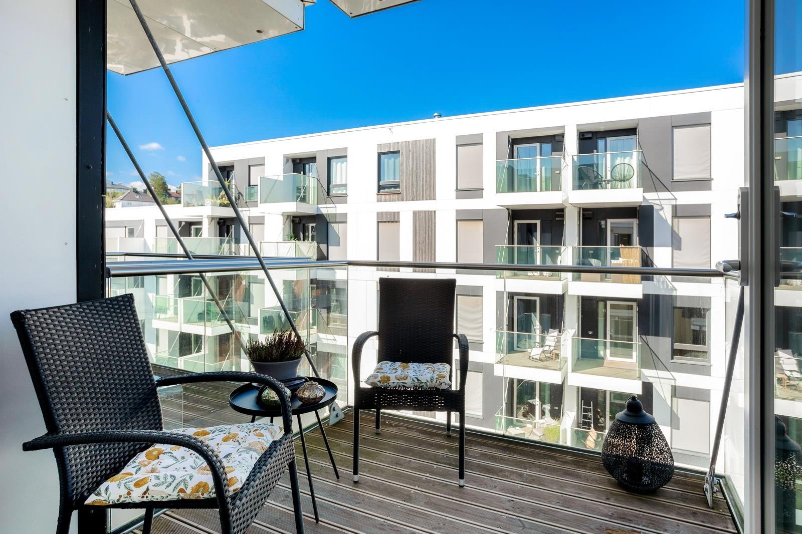 Solrik balkong i 5. etg med ypperlige solforhold på ettermiddag og kveld. Galleribilde