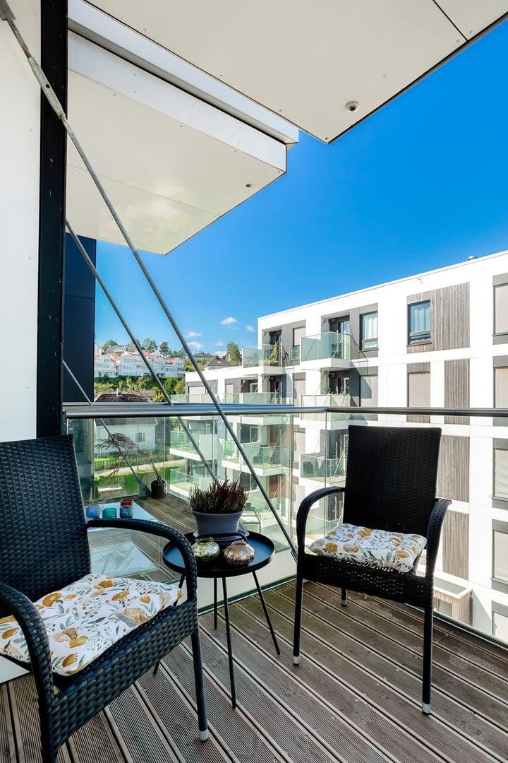 Solrik balkong i 5. etg med ypperlige solforhold på ettermiddag og kveld. Galleribilde