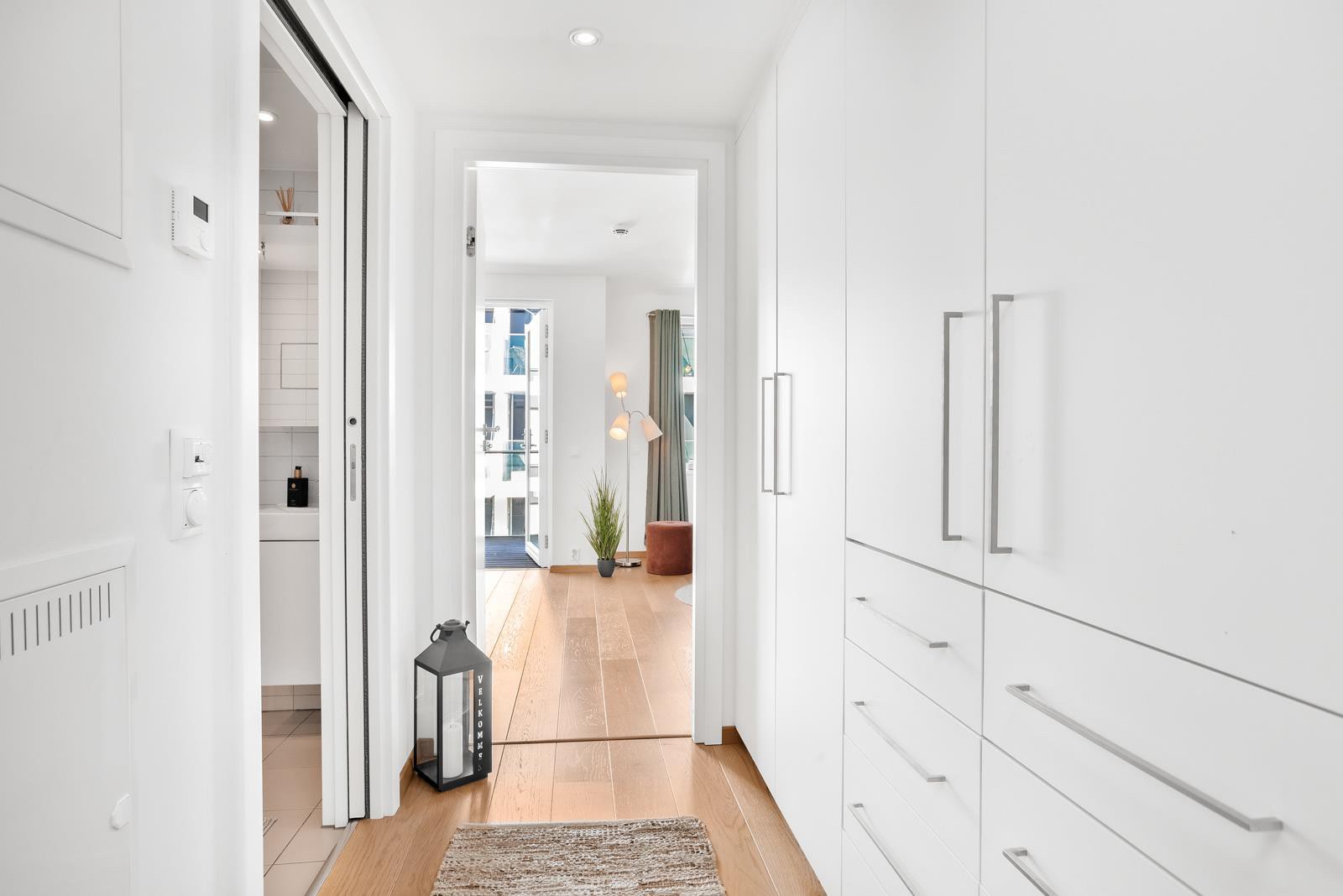 Romslig entré med masse garderobeplass. Galleribilde