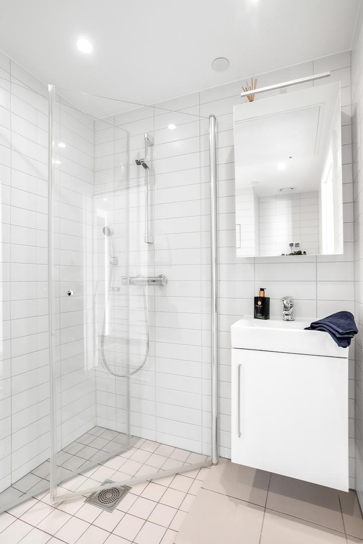 Romslig, delikat og moderne bad. Galleribilde