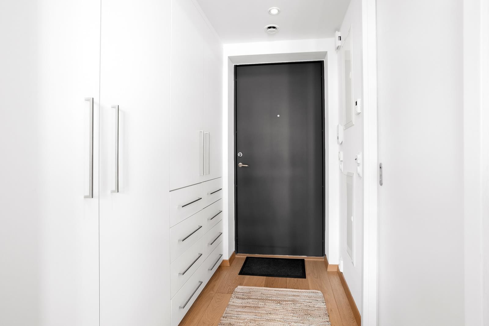 Romslig entré med masse garderobeplass. Galleribilde
