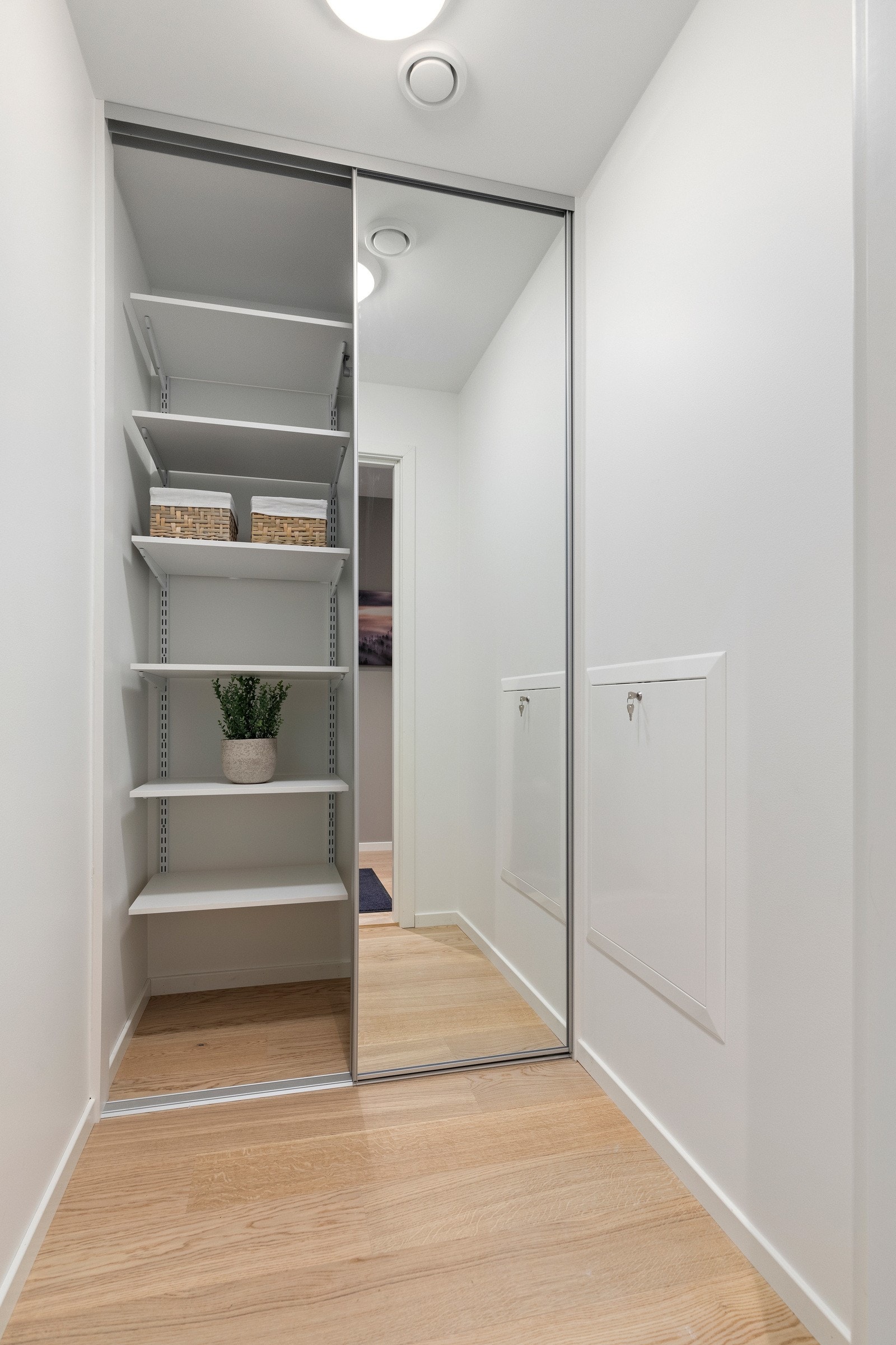 Romslig entré med skyvedørsgarderobe. Galleribilde