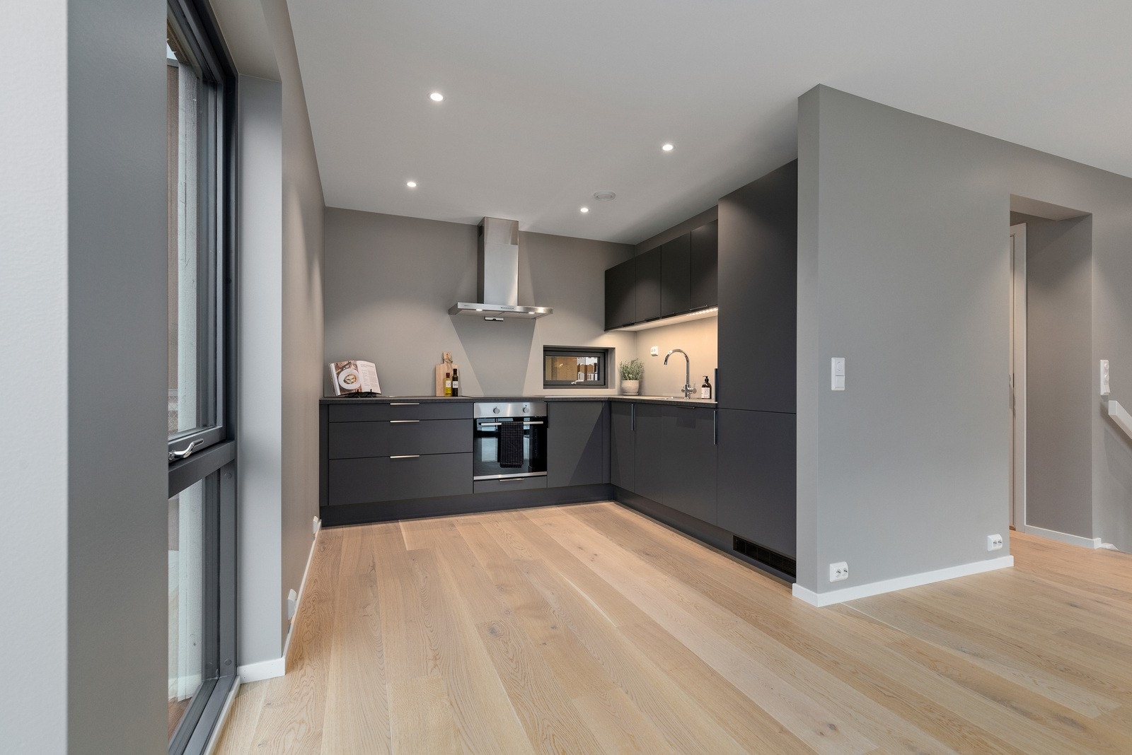 Kjøkkenet fra Sigdal er klassisk og enkelt i uttrykket og står godt til resten av boligen. Med integrerte hvitevarer fra Electrolux. Galleribilde